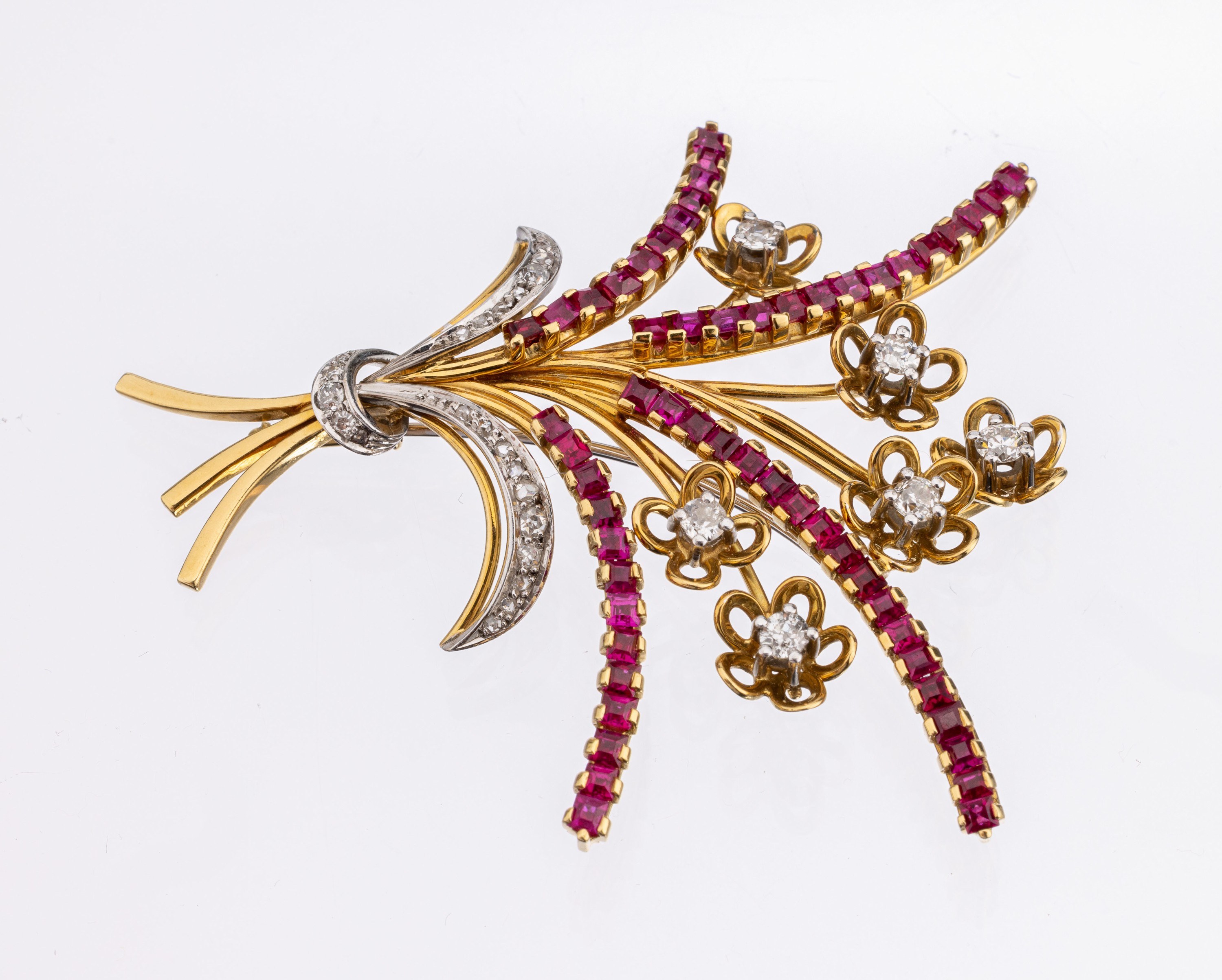 18 kt Gold Diamant-Rubin-Brosche, 1950/60er Jahre, GG/WG 750/000, Darstellung eines Blumenstrau?, 28 8/8-Diamanten und Altschliffdiamanten zus. ca. ...
