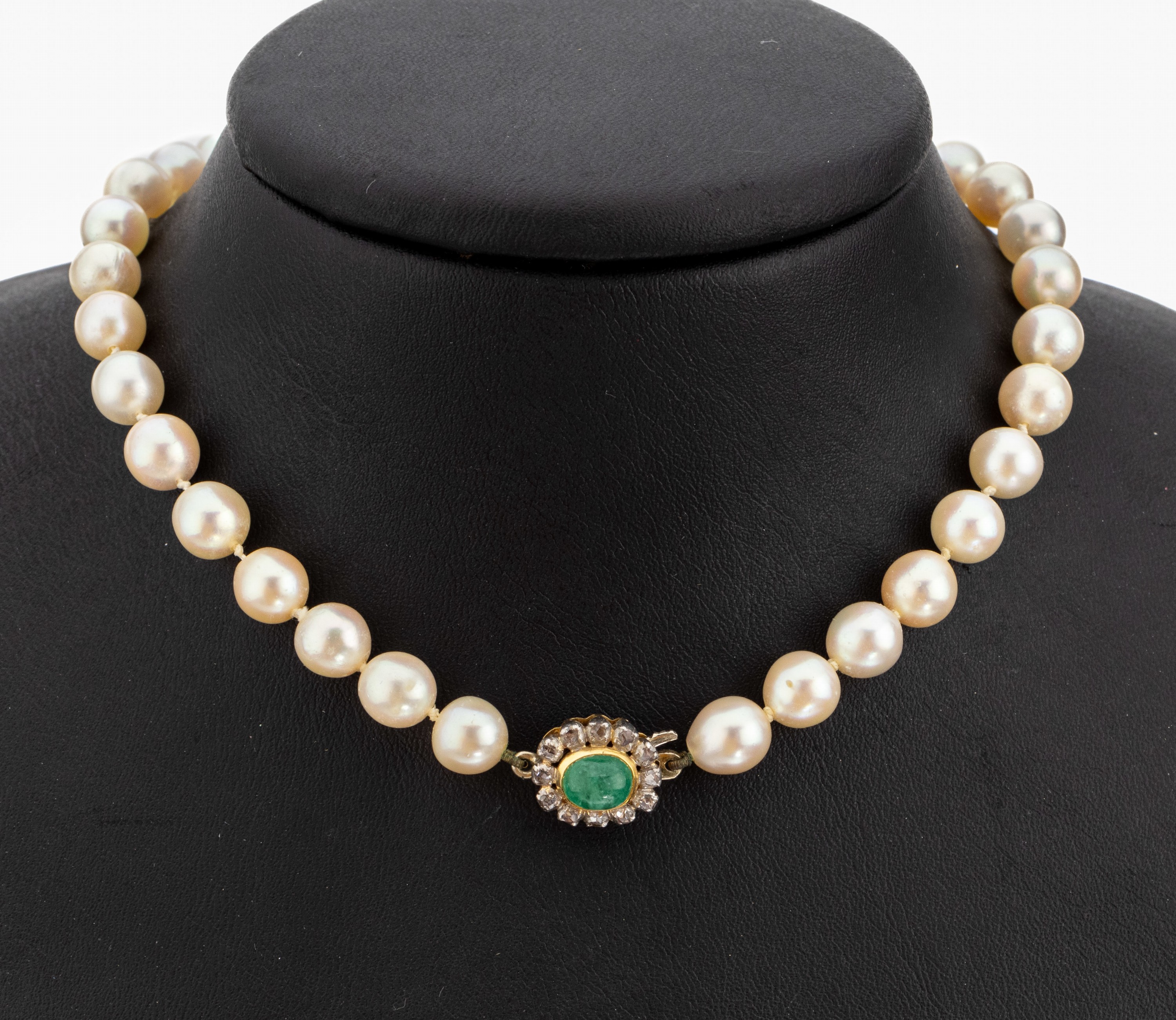 Zuchtperl-Collier mit 18 kt Gold Smaragd- Diamant-Schmuckschliesse, GG 750/000, 52 Akoyazuchtperlen, D. ca. 7.2 mm, Steckverschluss mit ovalem ...