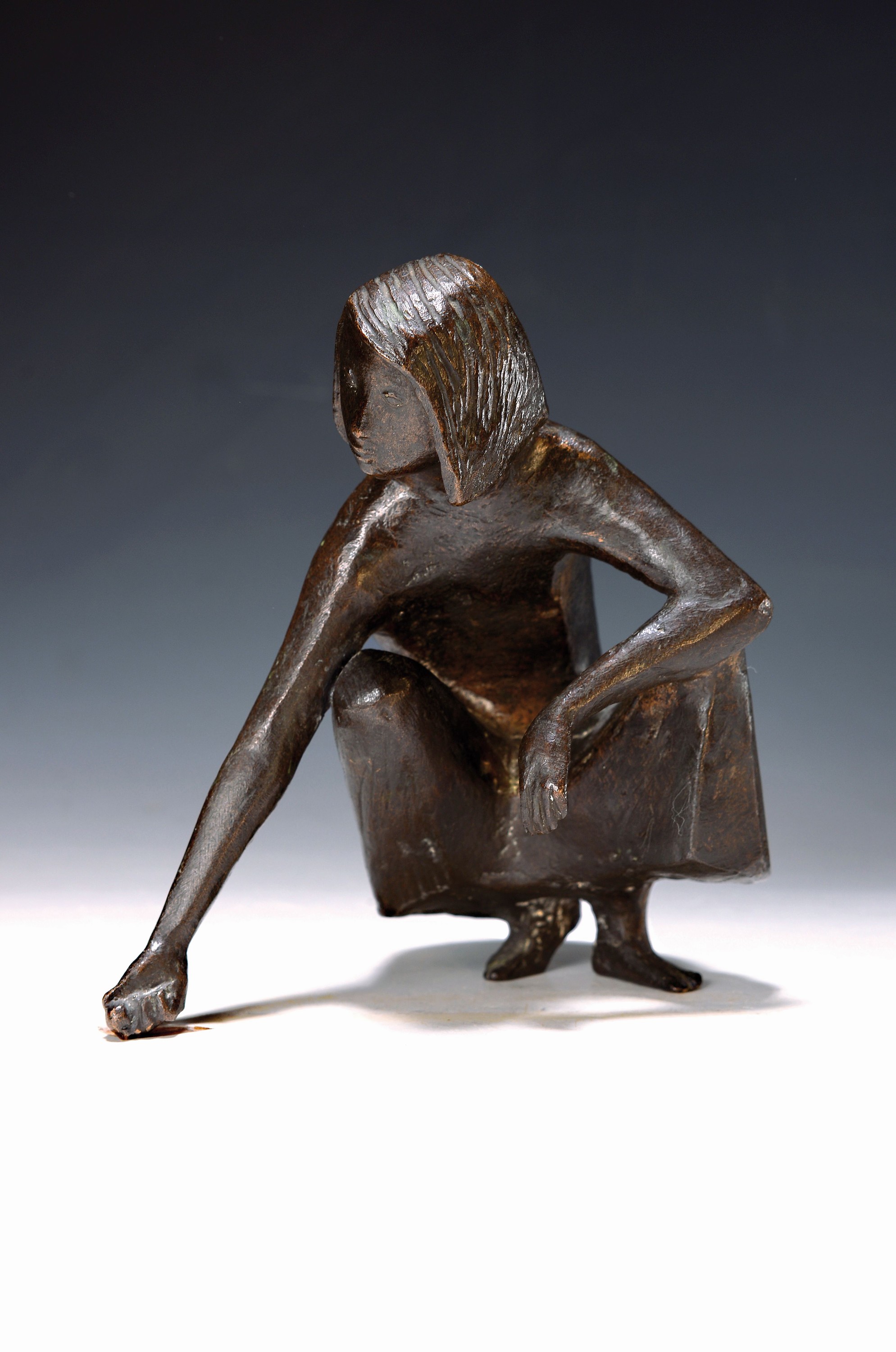 Karlheinz Goedtke, 1915-1995, hockendes Mädchen mit Murmel, Bronzeguss, Giesserstempel Schmöke, signiert, H. ca. 15cm