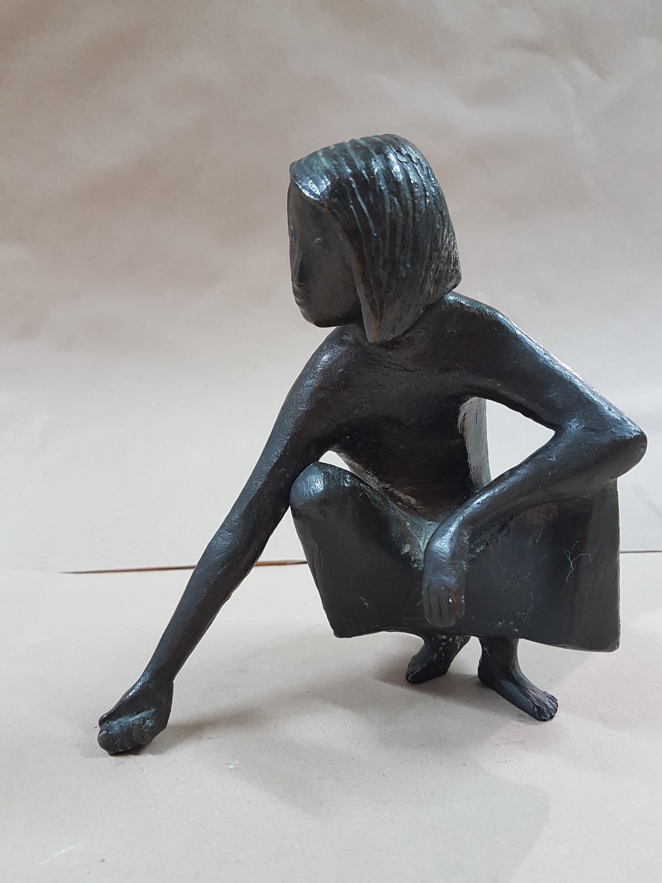Detail a: Karlheinz Goedtke, 1915-1995, hockendes Mädchen mit Murmel, Bronzeguss, Giesserstempel Schmöke, signiert, H. ca. 15cm