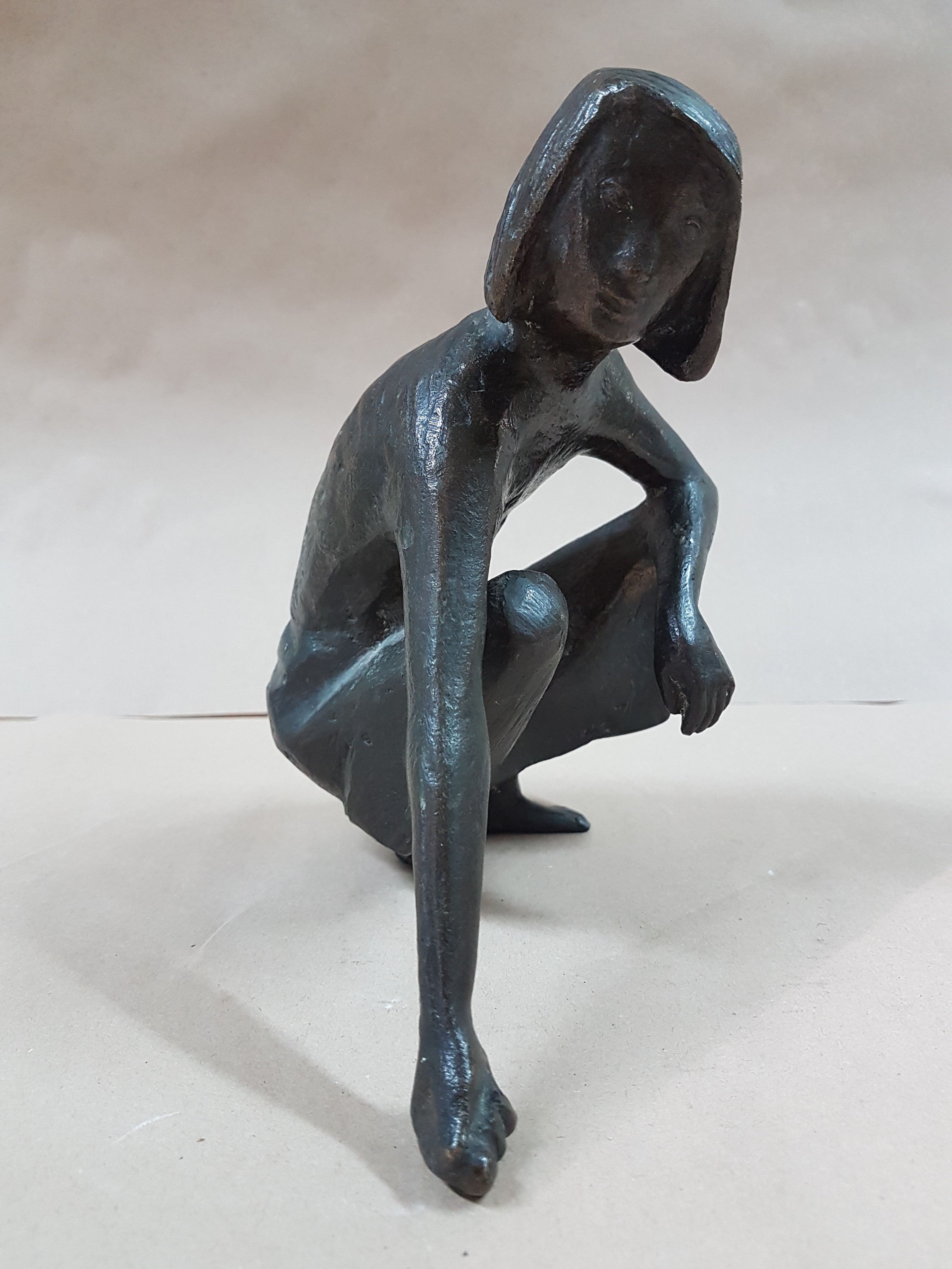 Detail b: Karlheinz Goedtke, 1915-1995, hockendes Mädchen mit Murmel, Bronzeguss, Giesserstempel Schmöke, signiert, H. ca. 15cm