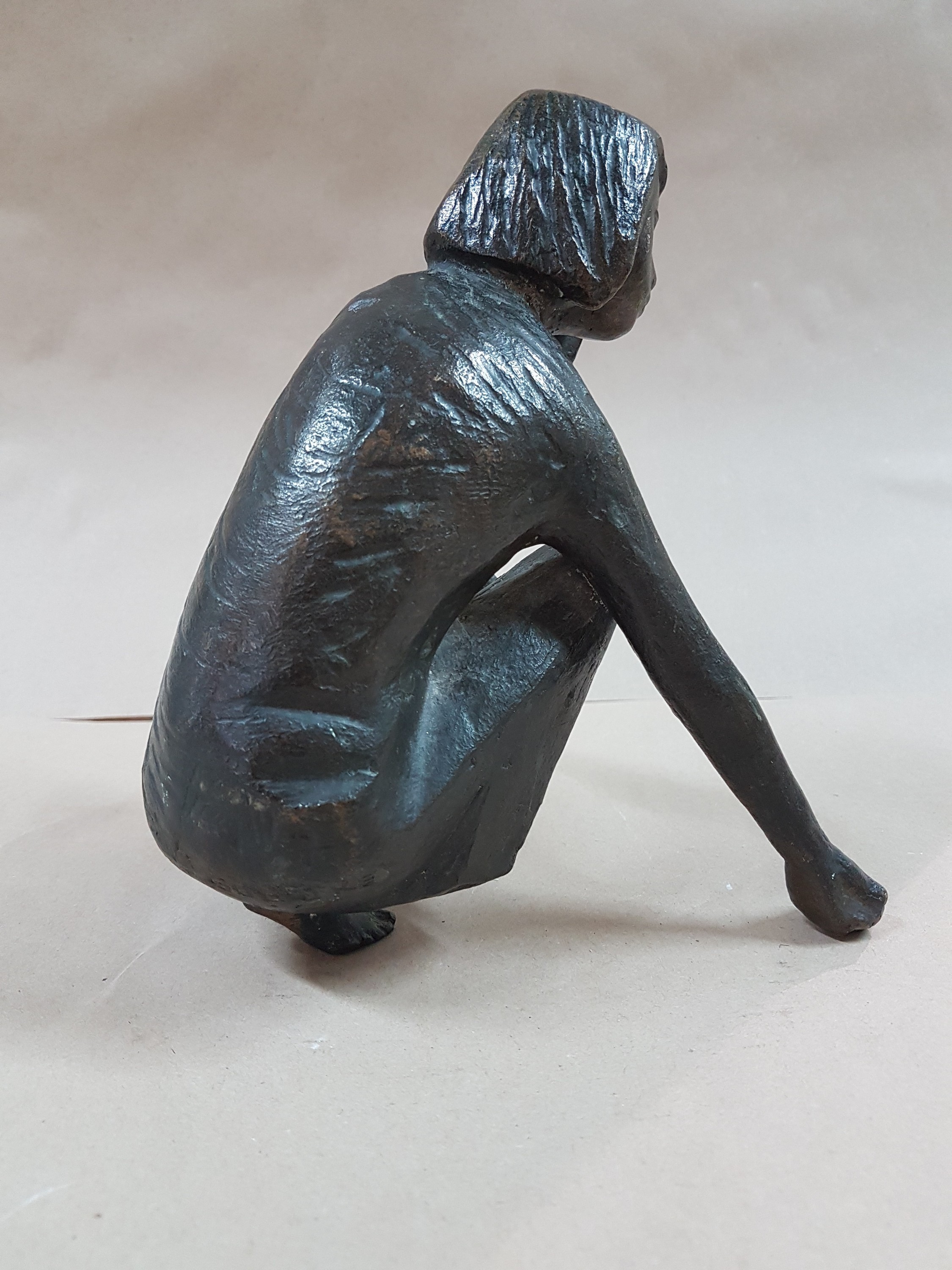 Detail c: Karlheinz Goedtke, 1915-1995, hockendes Mädchen mit Murmel, Bronzeguss, Giesserstempel Schmöke, signiert, H. ca. 15cm