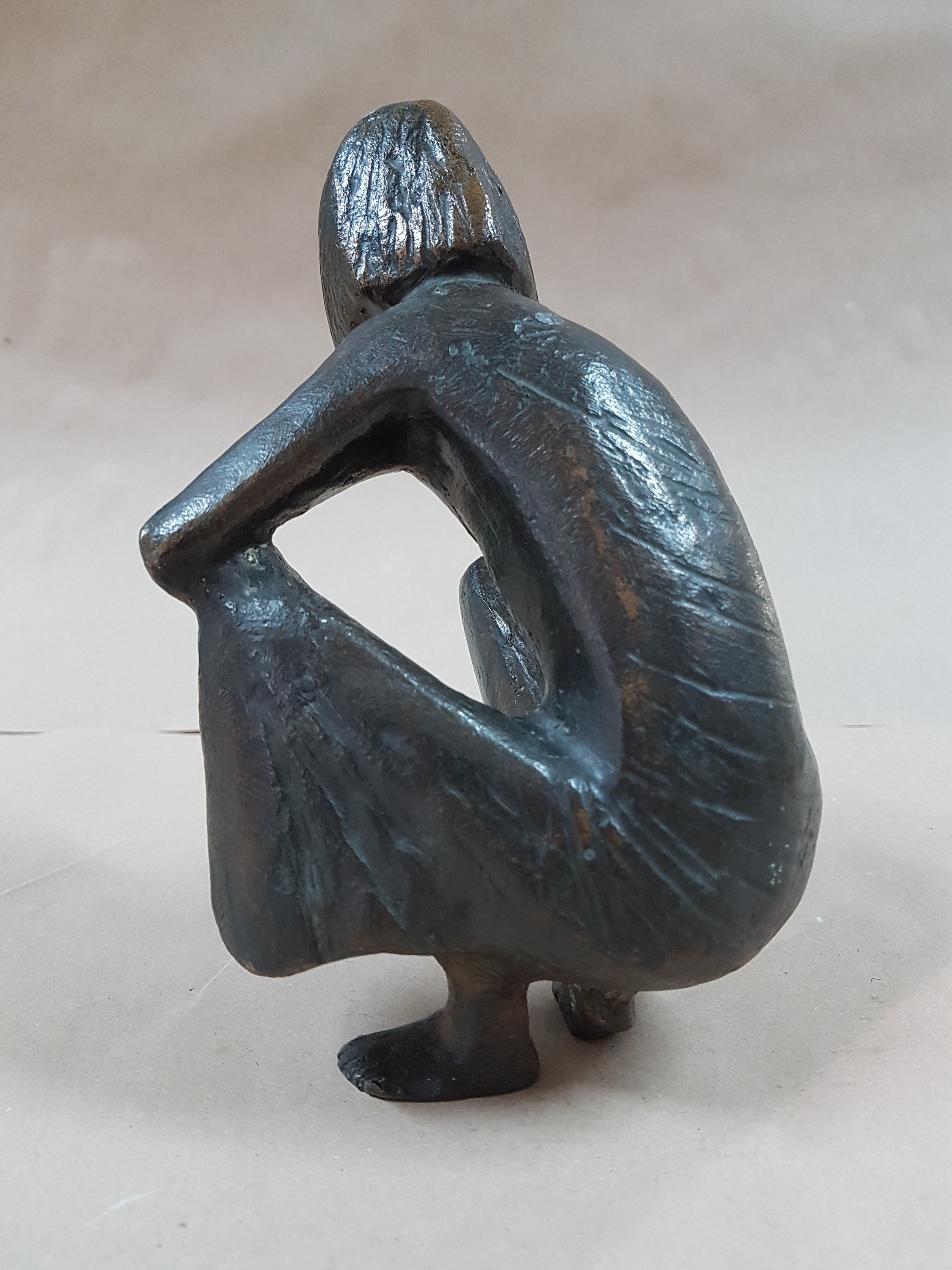 Detail d: Karlheinz Goedtke, 1915-1995, hockendes Mädchen mit Murmel, Bronzeguss, Giesserstempel Schmöke, signiert, H. ca. 15cm
