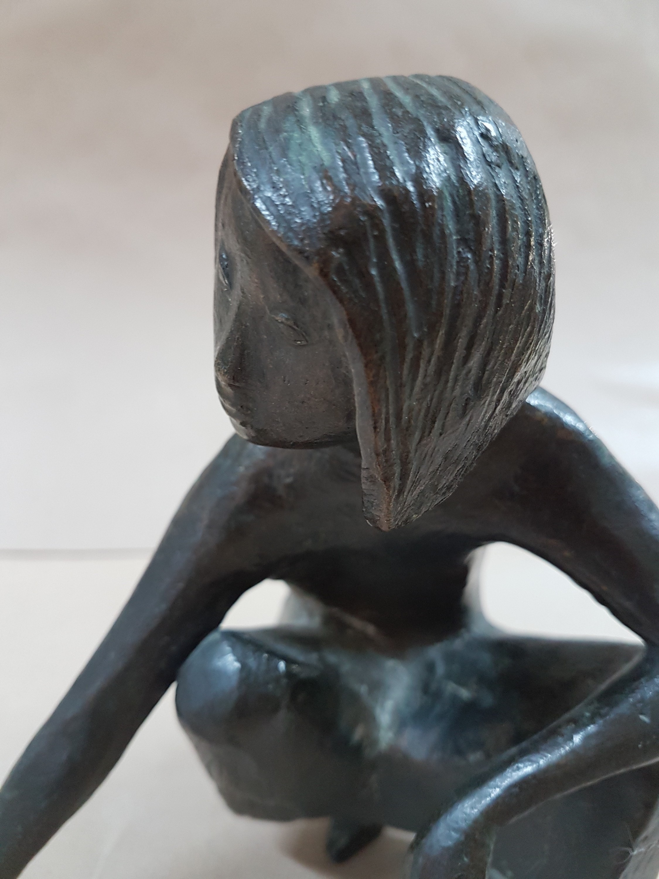 Detail e: Karlheinz Goedtke, 1915-1995, hockendes Mädchen mit Murmel, Bronzeguss, Giesserstempel Schmöke, signiert, H. ca. 15cm