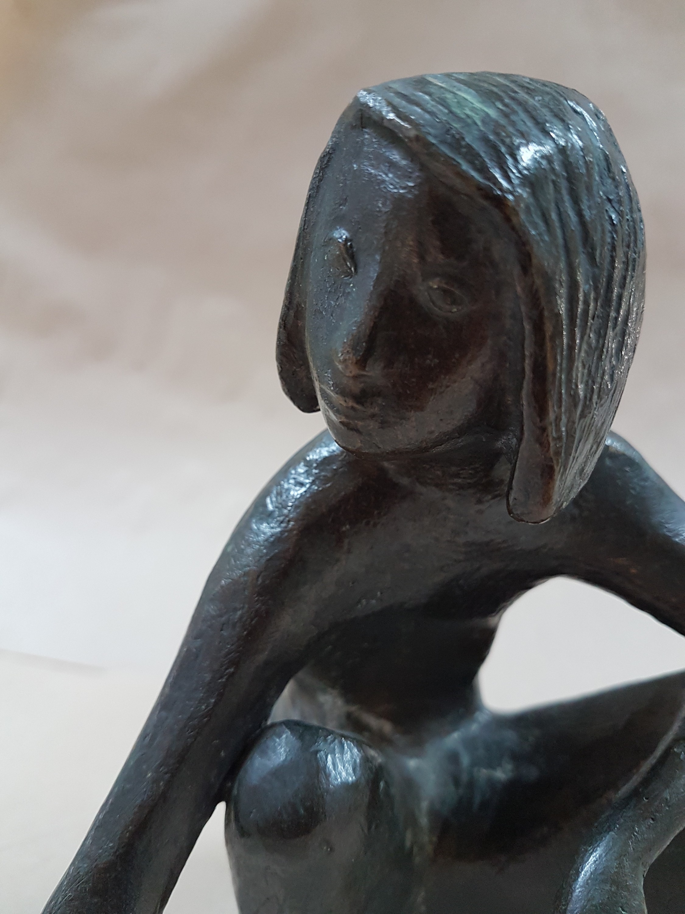 Detail f: Karlheinz Goedtke, 1915-1995, hockendes Mädchen mit Murmel, Bronzeguss, Giesserstempel Schmöke, signiert, H. ca. 15cm