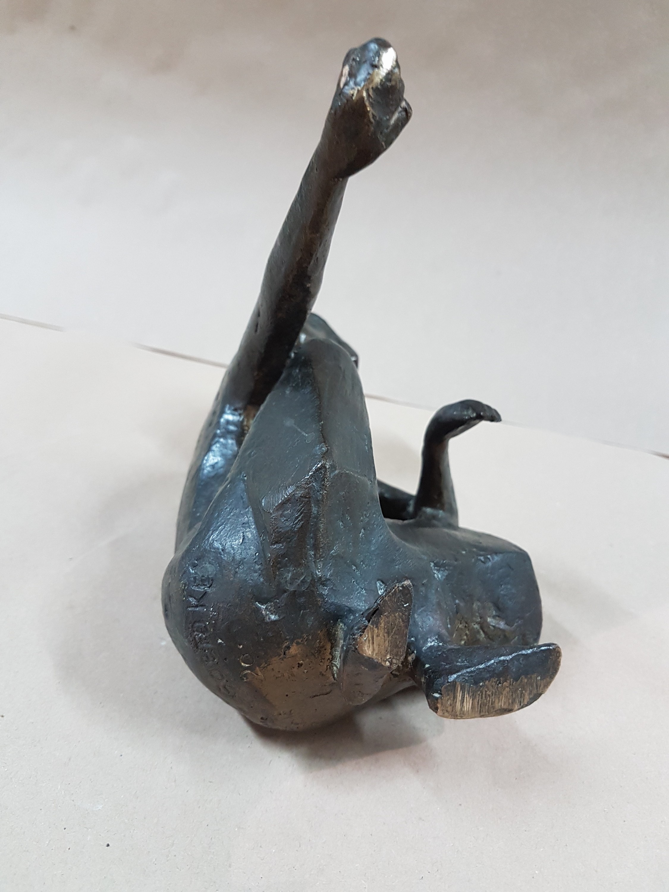 Detail g: Karlheinz Goedtke, 1915-1995, hockendes Mädchen mit Murmel, Bronzeguss, Giesserstempel Schmöke, signiert, H. ca. 15cm
