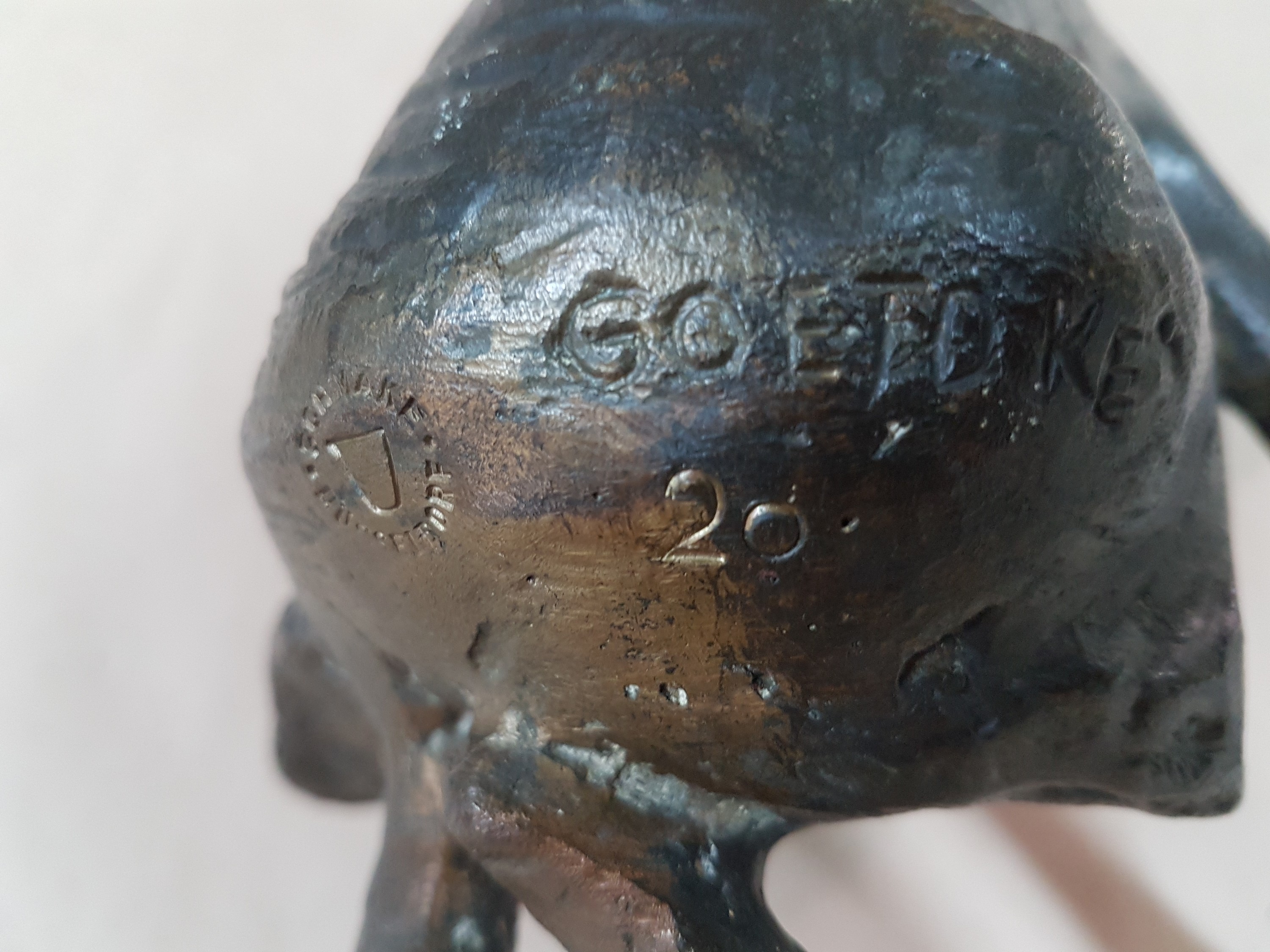 Detail h: Karlheinz Goedtke, 1915-1995, hockendes Mädchen mit Murmel, Bronzeguss, Giesserstempel Schmöke, signiert, H. ca. 15cm