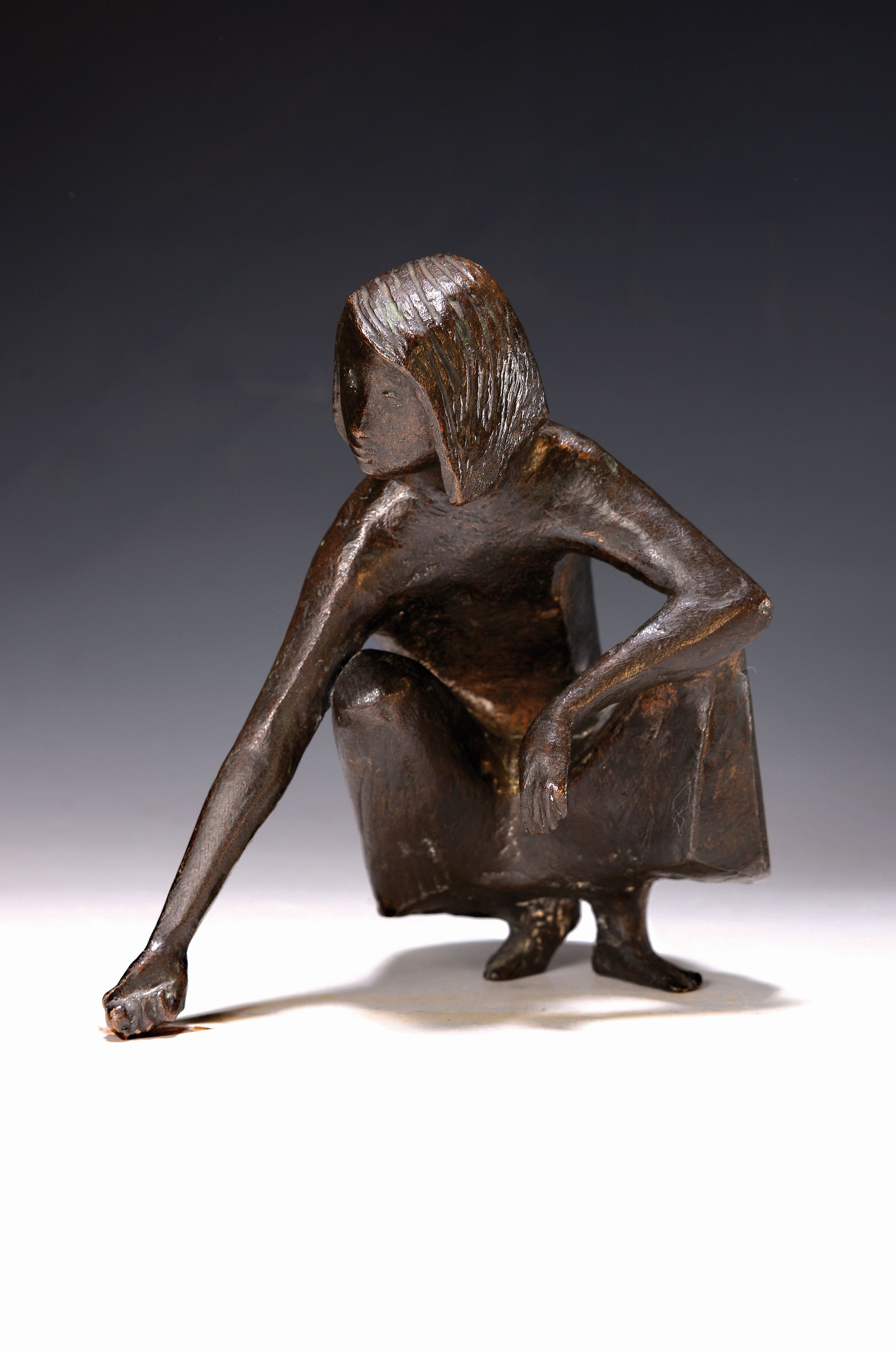 Detail k: Karlheinz Goedtke, 1915-1995, hockendes Mädchen mit Murmel, Bronzeguss, Giesserstempel Schmöke, signiert, H. ca. 15cm