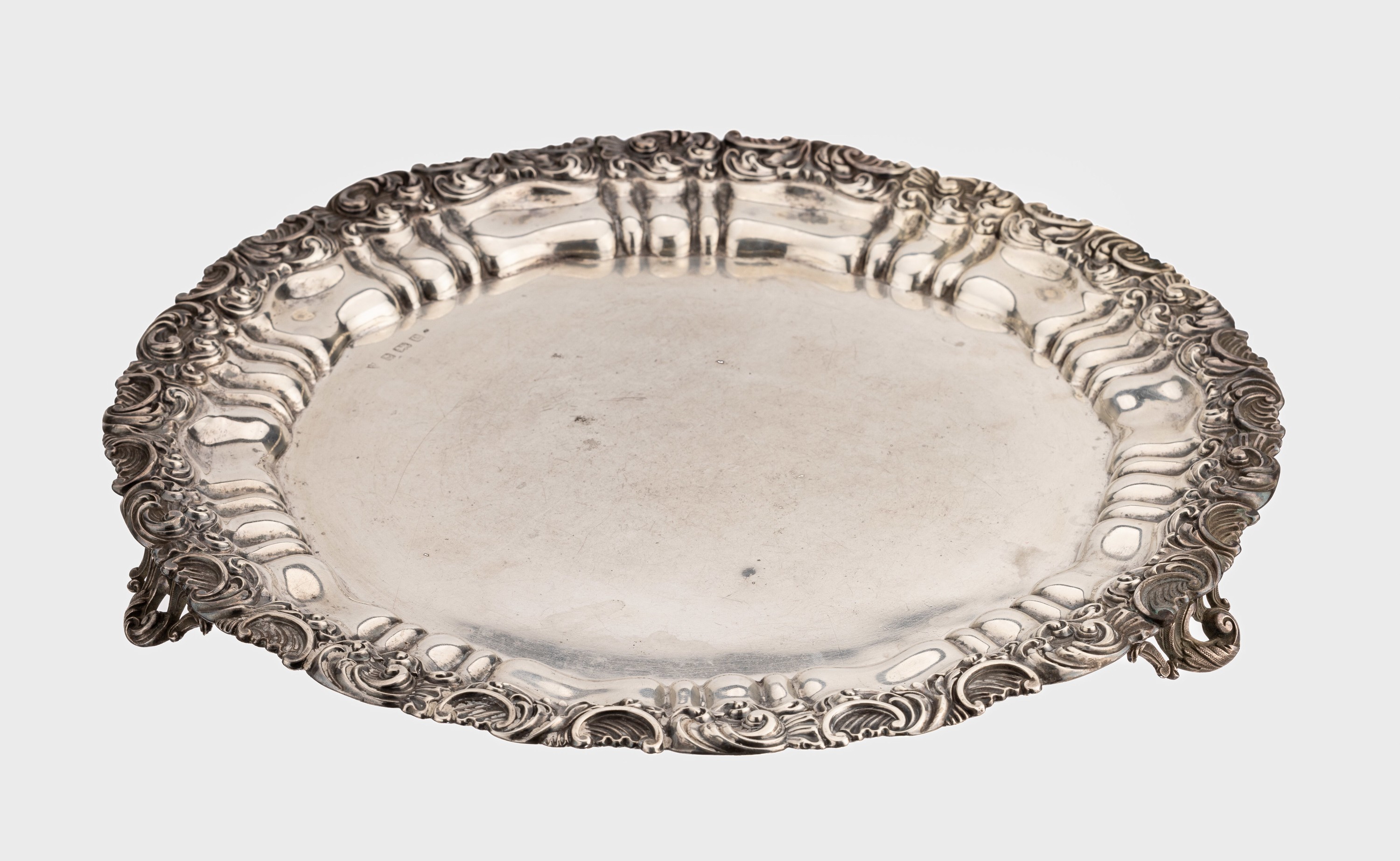 Grosses Tablett, 925er Silber, England, Birmingham, 1900, umlaufendes Zierband im Barockstil, auf 3Füssen, D. ca. 35 cm, ca. 1170 g, Meistermarke ...