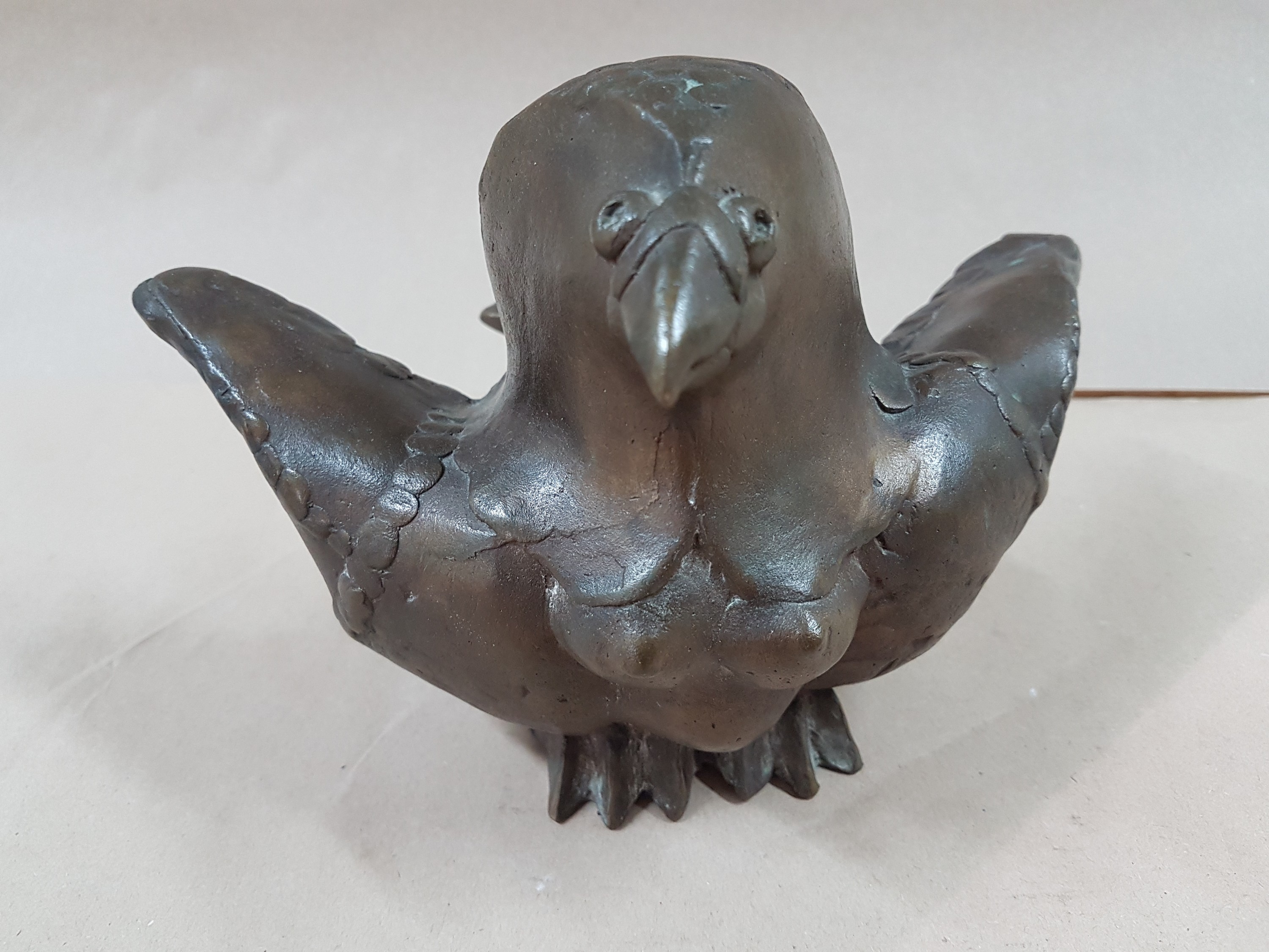 Detail c: Gernot Rumpf, geb. 1941 Kaiserslautern, Taubendritsche, Bronzeguss, signiert, ca. 14x16x21cmcm