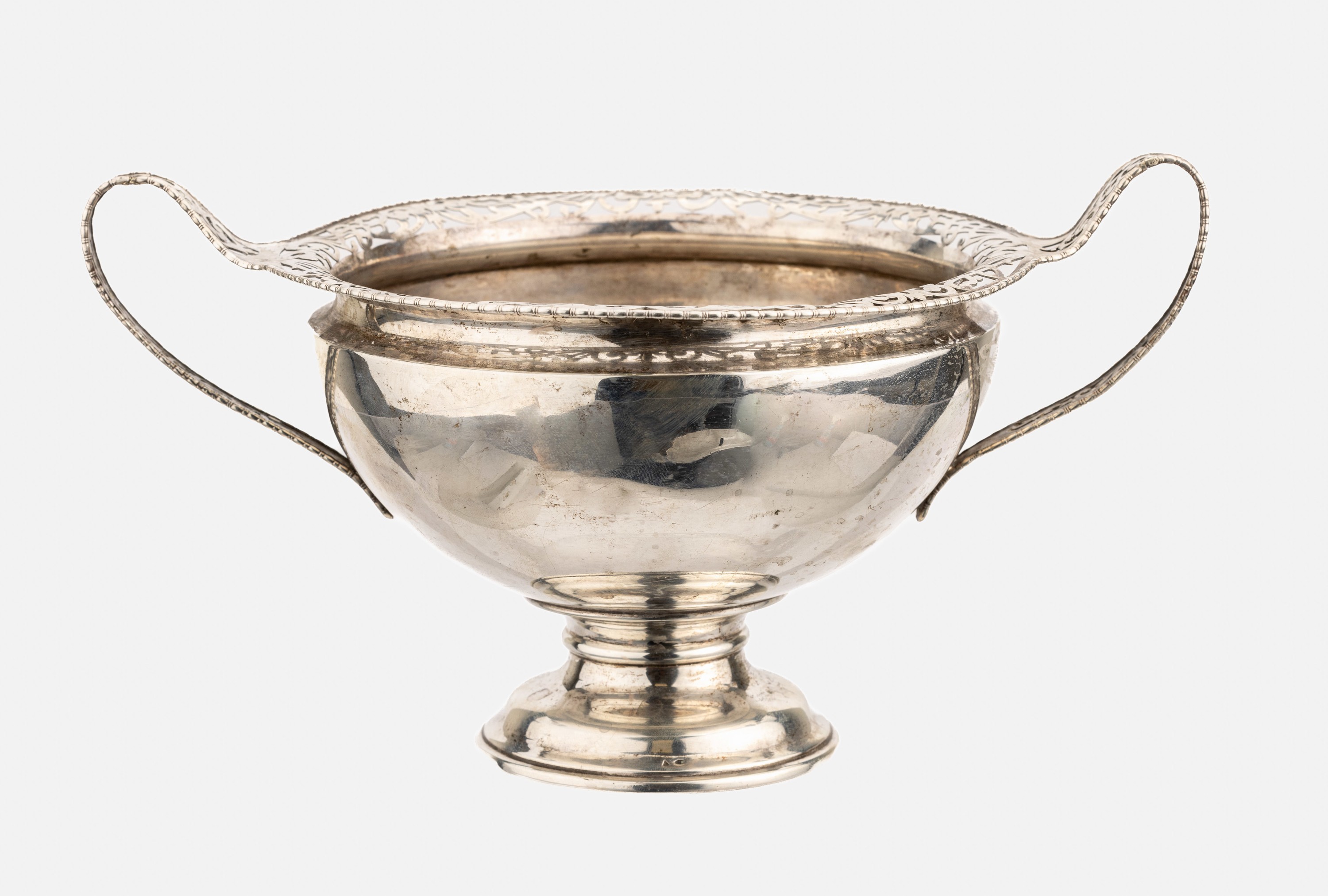 Anbietschale, 800er Silber, schlichte bauchige Form, umlaufendes Zierband und Henkeldurchbrochen gearbeitet, D. ca. 18.5 cm, H. ca. 12.5 cm, ca. 455 ...
