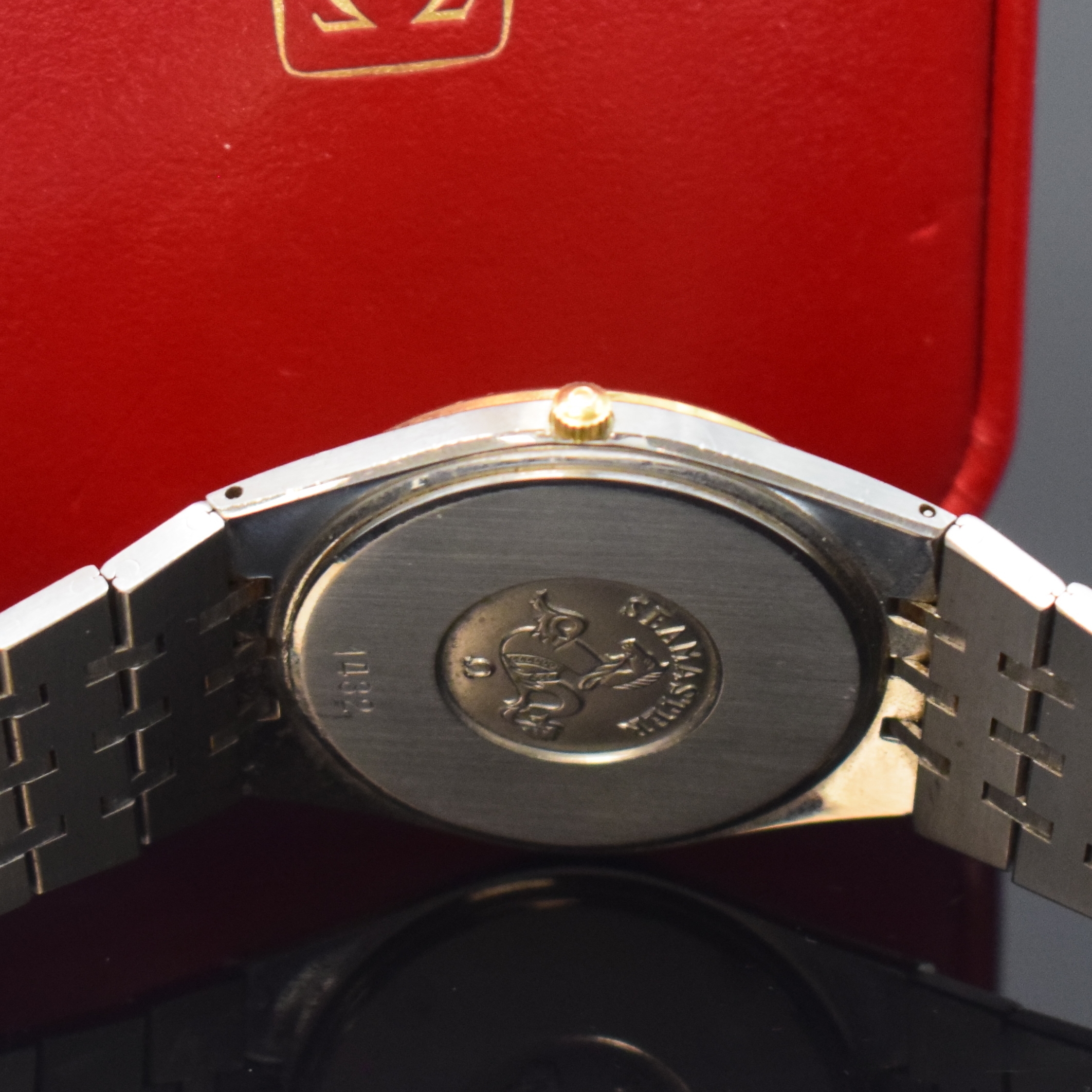 Detail d: OMEGA Seamaster Herrenarmbanduhr in Stahl/Gold Referenz 196.0275/396.0964, Schweiz um 1985, quarz, orig. Gliederband m. Faltschl., Boden aufgedr., ...
