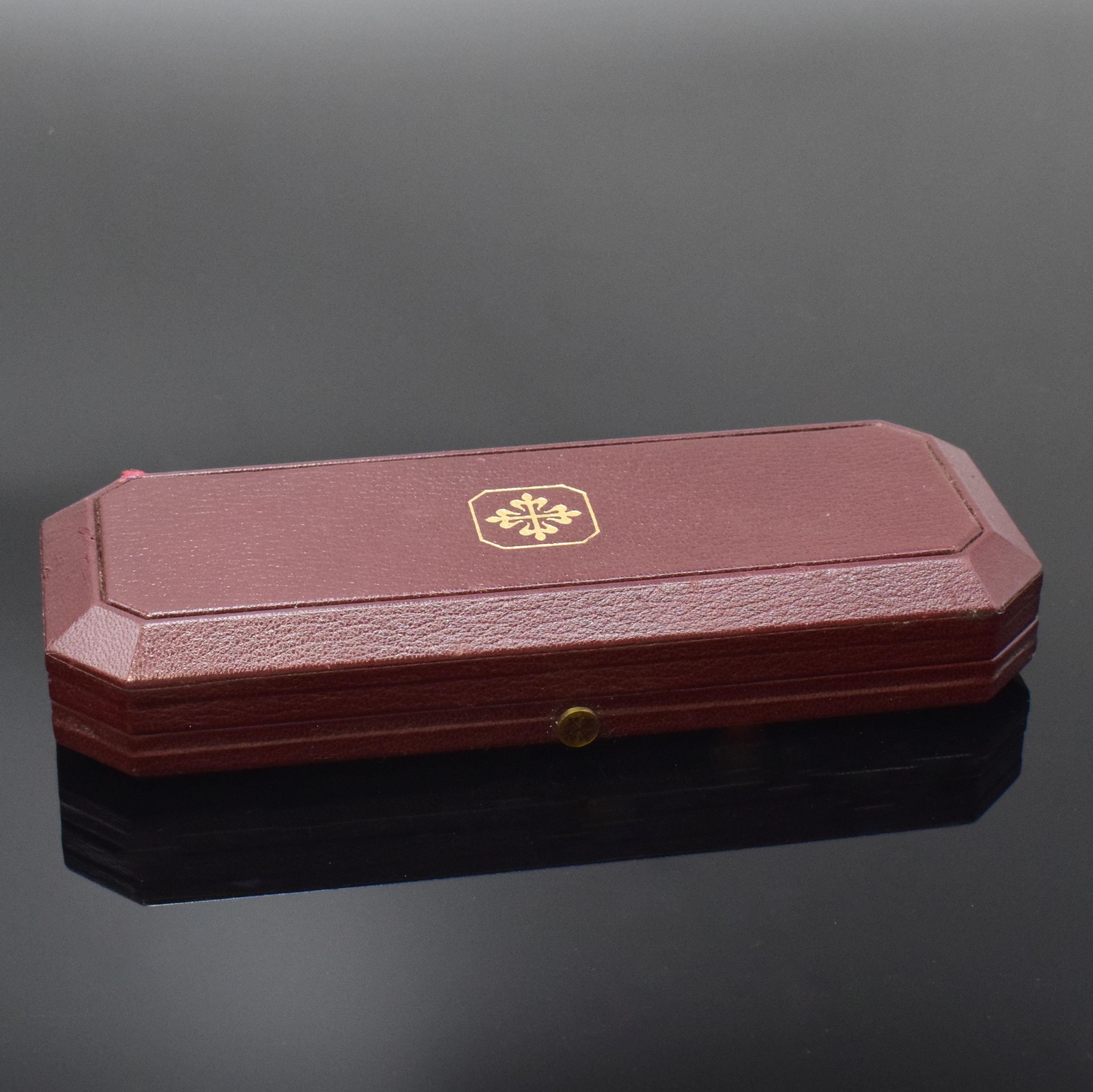 PATEK PHILIPPE 8-eckige Box, Schweiz um 1985, beschädigt, M. ca. 2,8 x 16,5 x 6,5 cm
