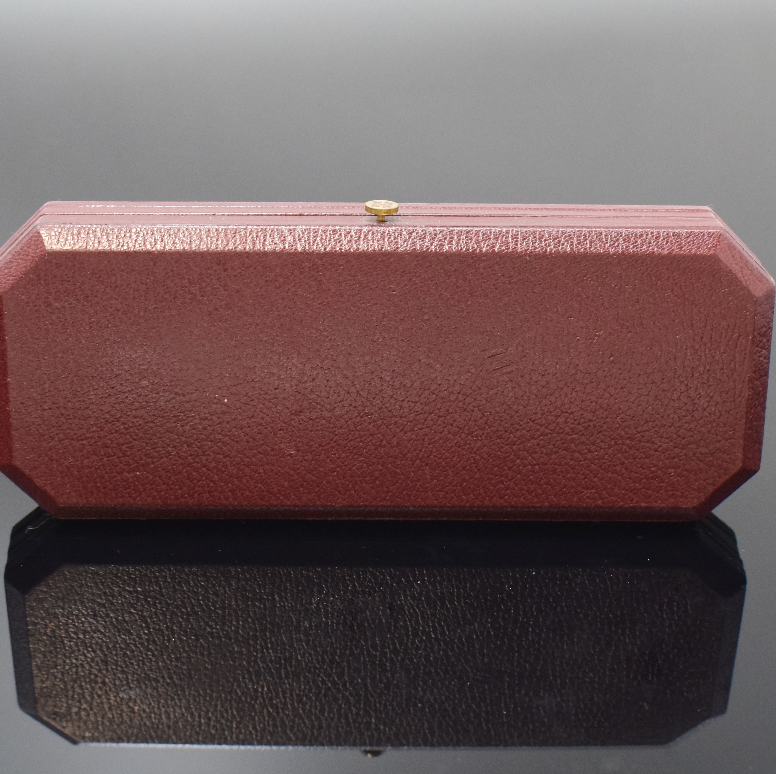 Detail a: PATEK PHILIPPE 8-eckige Box, Schweiz um 1985, beschädigt, M. ca. 2,8 x 16,5 x 6,5 cm