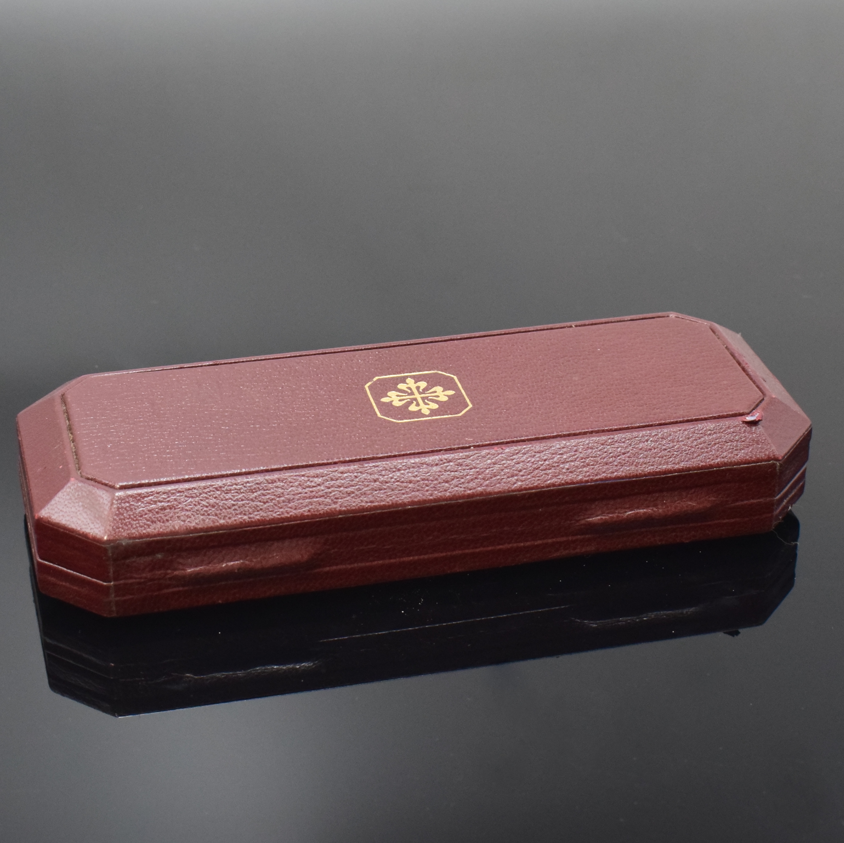 Detail b: PATEK PHILIPPE 8-eckige Box, Schweiz um 1985, beschädigt, M. ca. 2,8 x 16,5 x 6,5 cm