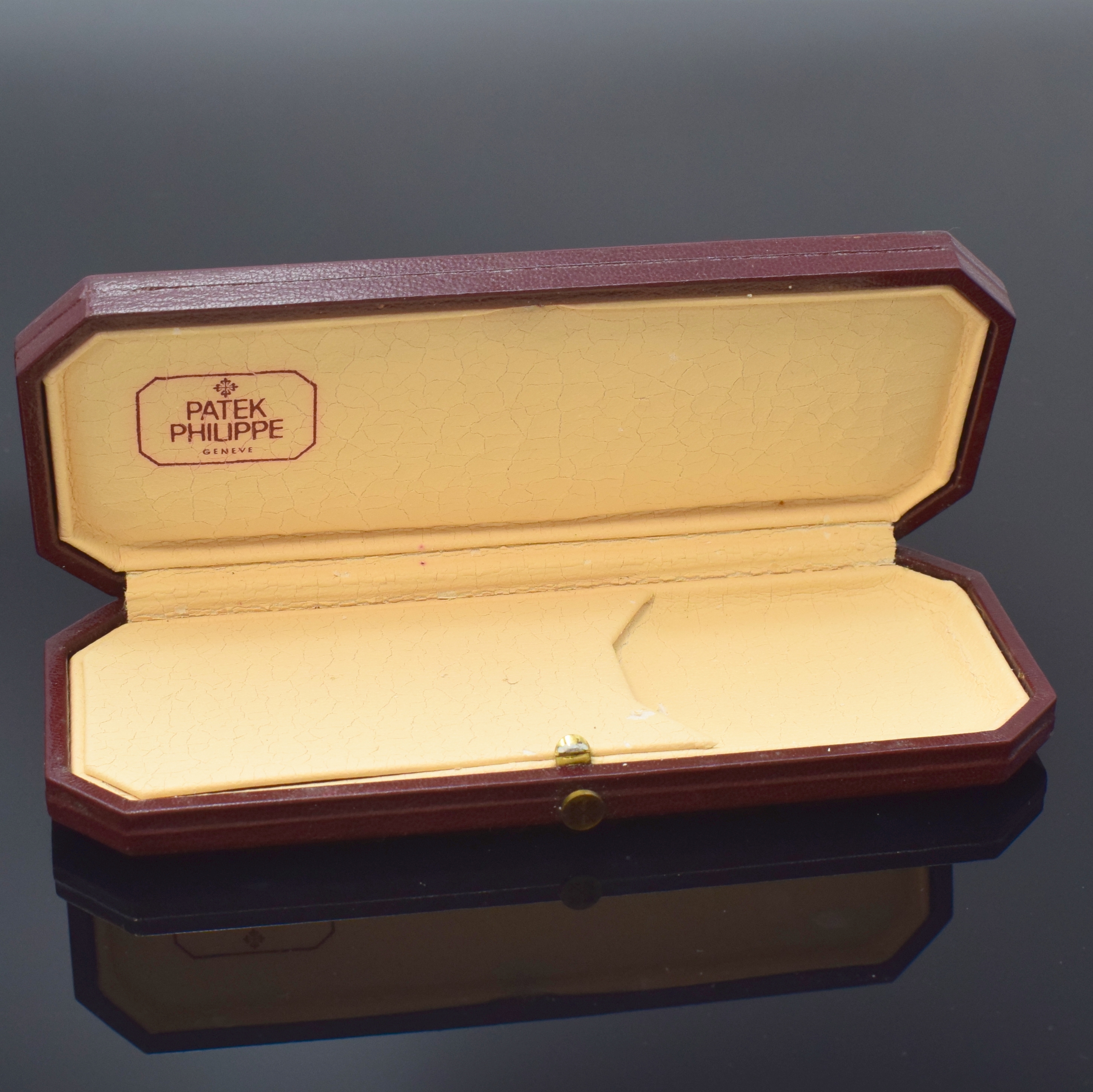 Detail c: PATEK PHILIPPE 8-eckige Box, Schweiz um 1985, beschädigt, M. ca. 2,8 x 16,5 x 6,5 cm
