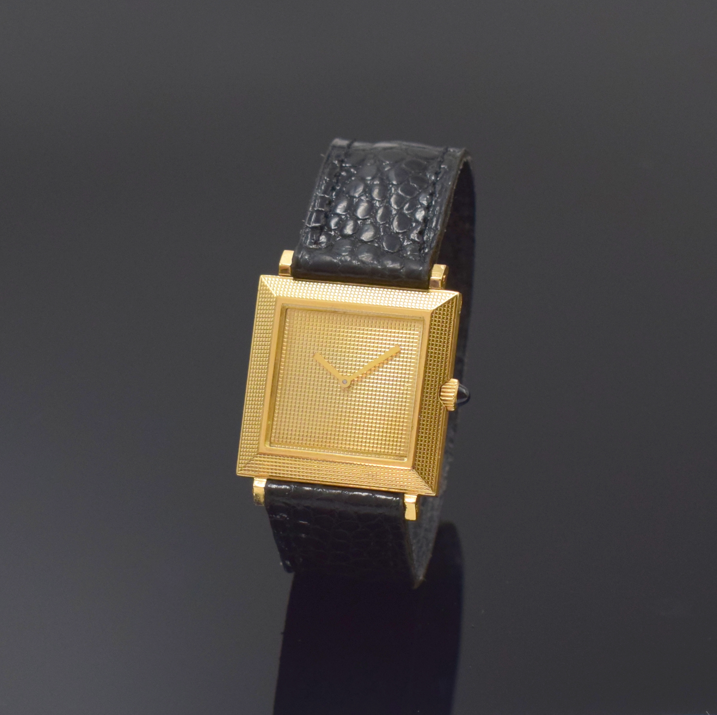 BOUCHERON Armbanduhr in GG 750/000, Schweiz um 1960, Handaufzug, patentiertes, über Anstoss abnehmbares orig. Lederband, Boden aufgedr., ...