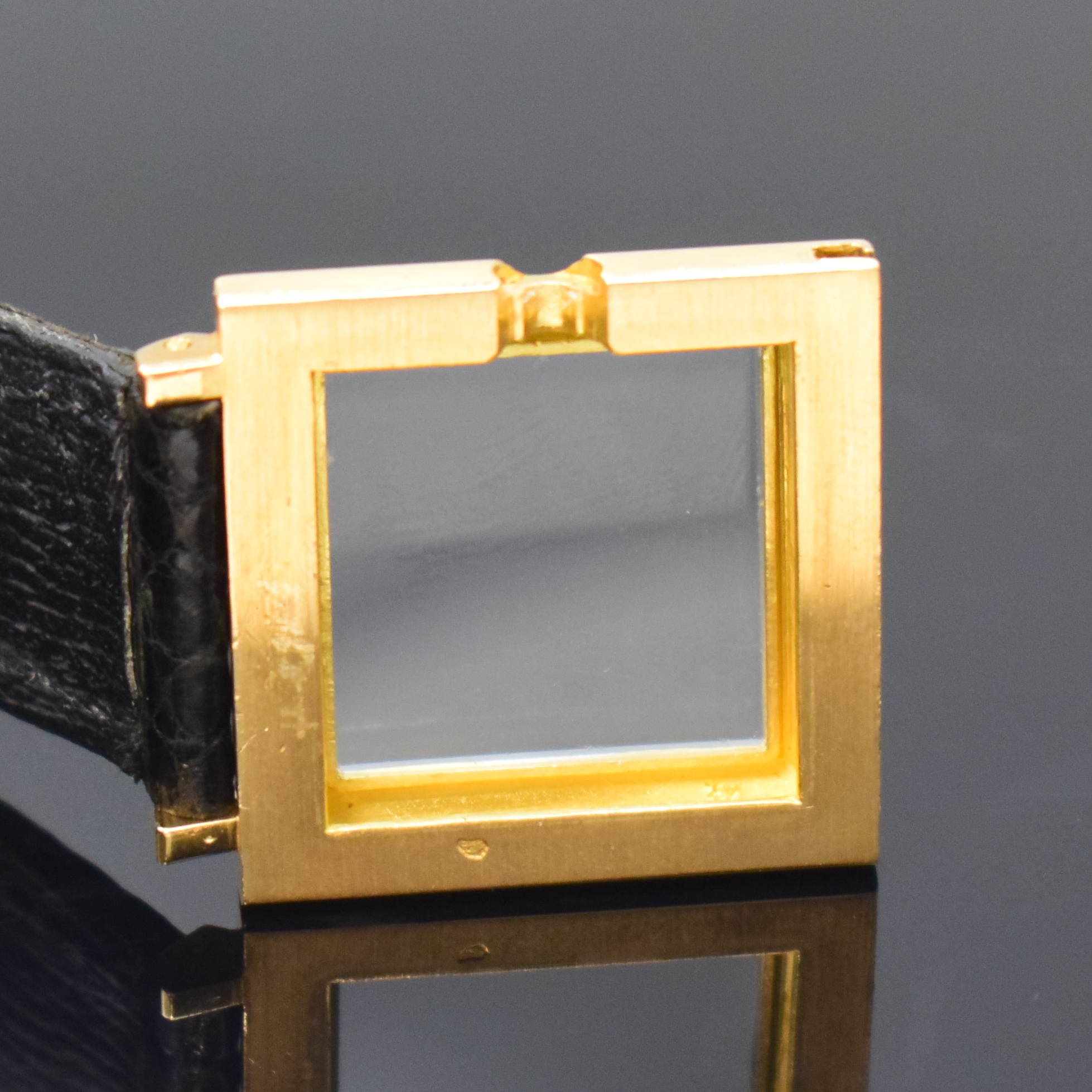 Detail e: BOUCHERON Armbanduhr in GG 750/000, Schweiz um 1960, Handaufzug, patentiertes, über Anstoss abnehmbares orig. Lederband, Boden aufgedr., ...