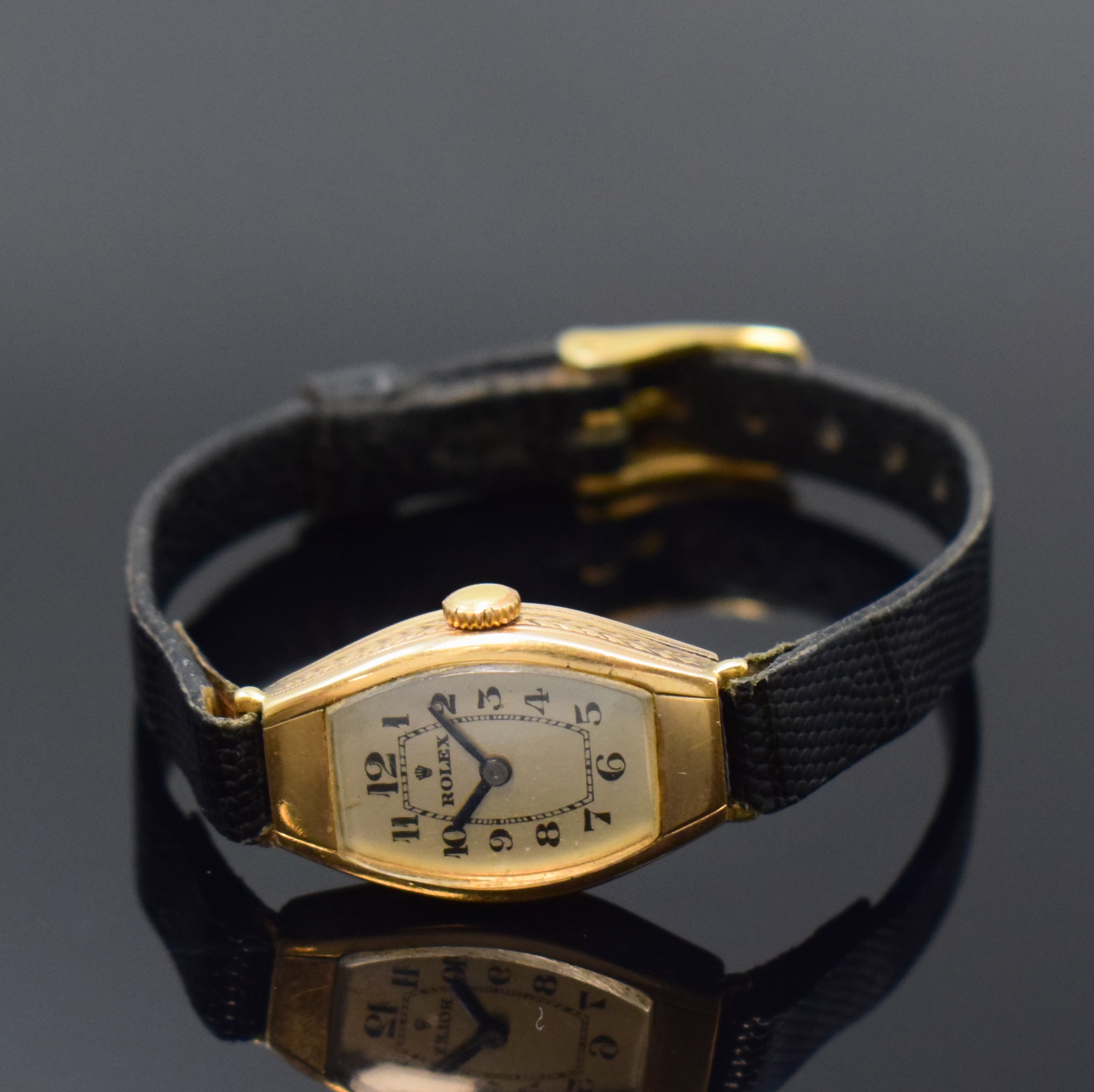 ROLEX Damenarmbanduhr in GG 375/000, Schweiz um 1925, Handaufzug, Scharnierboden, vers. Zifferbl. rest., arab. Zahlen, gebl. Zeiger, sign. Ankerwerk, ...