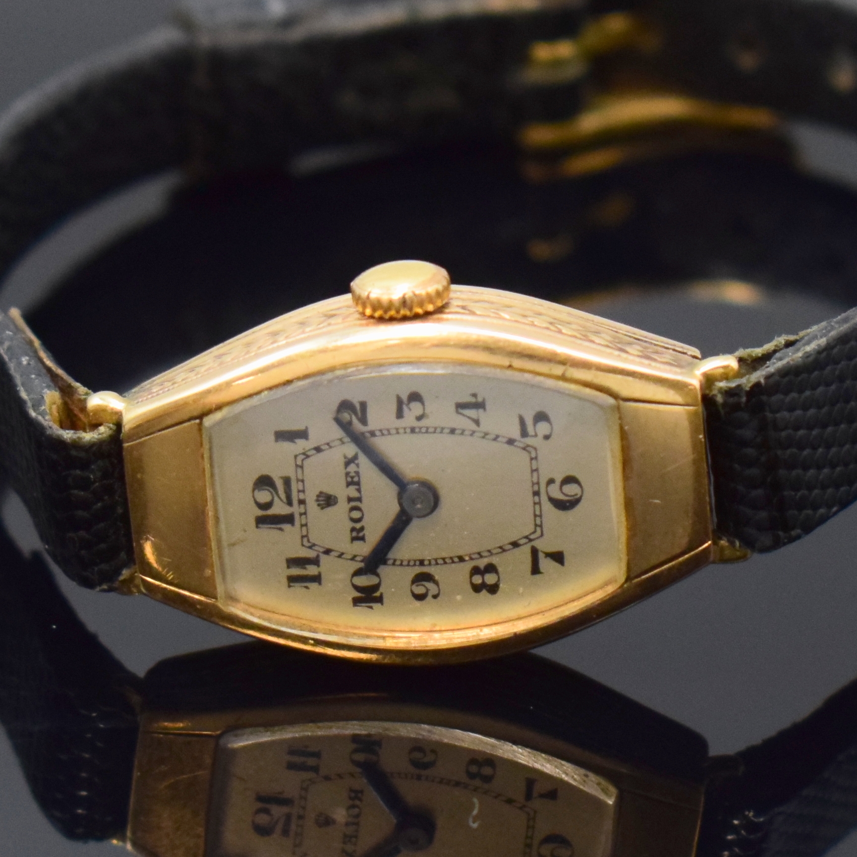 Detail a: ROLEX Damenarmbanduhr in GG 375/000, Schweiz um 1925, Handaufzug, Scharnierboden, vers. Zifferbl. rest., arab. Zahlen, gebl. Zeiger, sign. Ankerwerk, ...