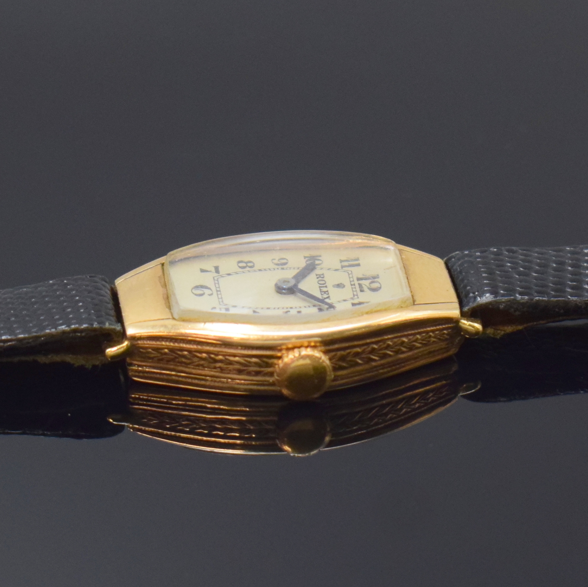 Detail b: ROLEX Damenarmbanduhr in GG 375/000, Schweiz um 1925, Handaufzug, Scharnierboden, vers. Zifferbl. rest., arab. Zahlen, gebl. Zeiger, sign. Ankerwerk, ...