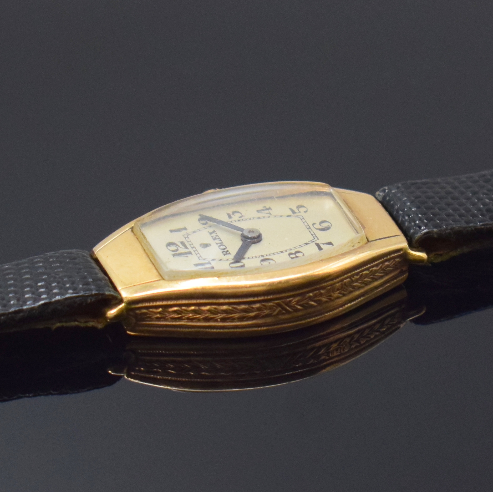 Detail c: ROLEX Damenarmbanduhr in GG 375/000, Schweiz um 1925, Handaufzug, Scharnierboden, vers. Zifferbl. rest., arab. Zahlen, gebl. Zeiger, sign. Ankerwerk, ...