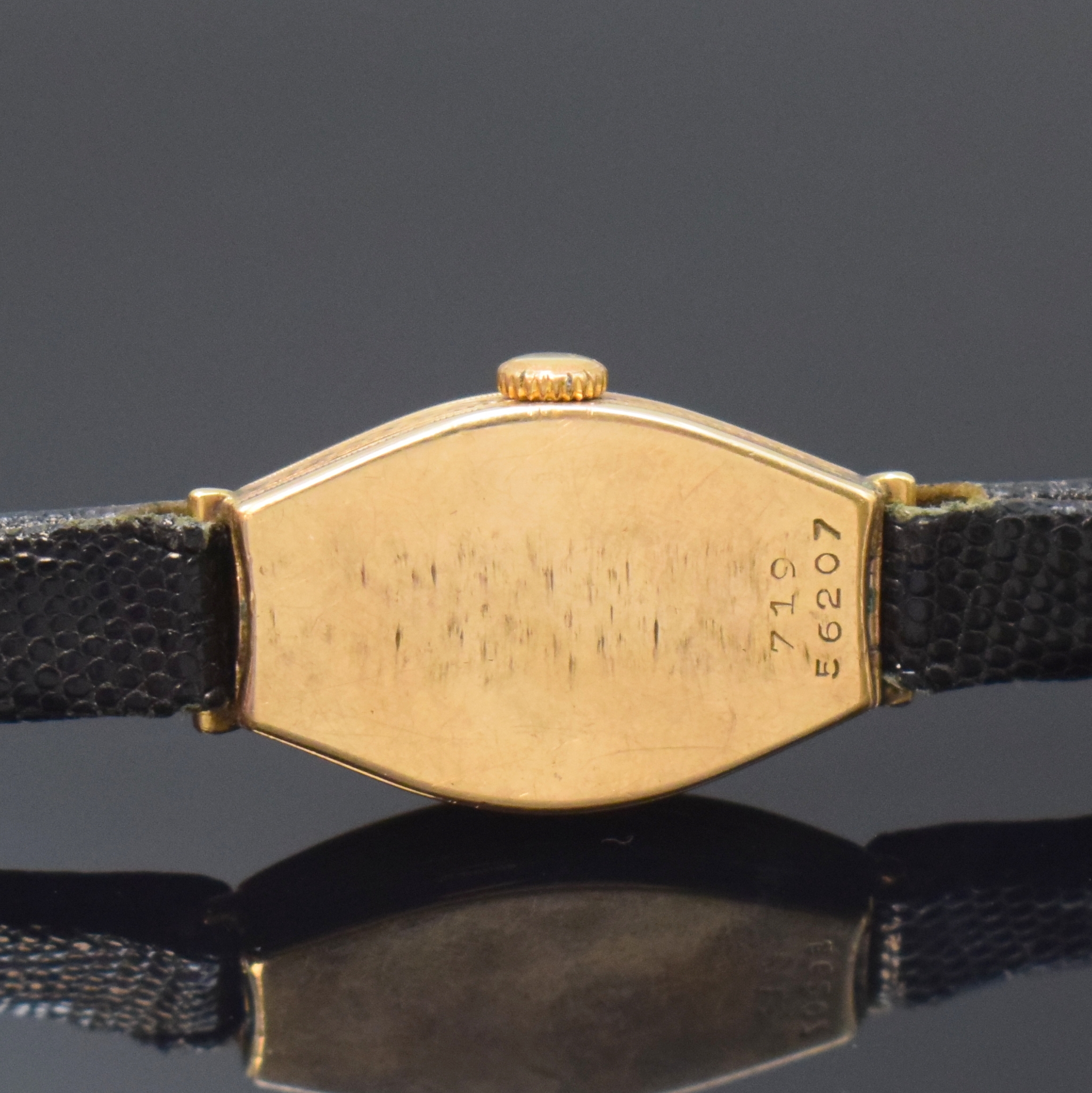 Detail d: ROLEX Damenarmbanduhr in GG 375/000, Schweiz um 1925, Handaufzug, Scharnierboden, vers. Zifferbl. rest., arab. Zahlen, gebl. Zeiger, sign. Ankerwerk, ...