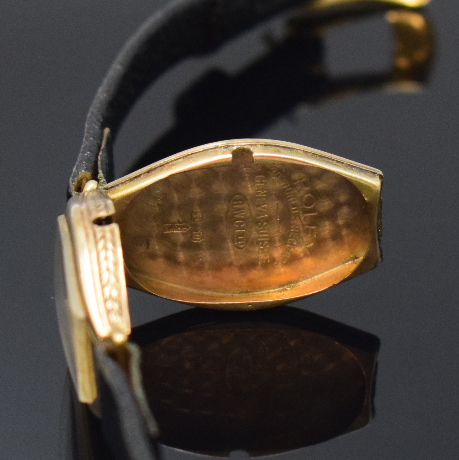 Detail e: ROLEX Damenarmbanduhr in GG 375/000, Schweiz um 1925, Handaufzug, Scharnierboden, vers. Zifferbl. rest., arab. Zahlen, gebl. Zeiger, sign. Ankerwerk, ...