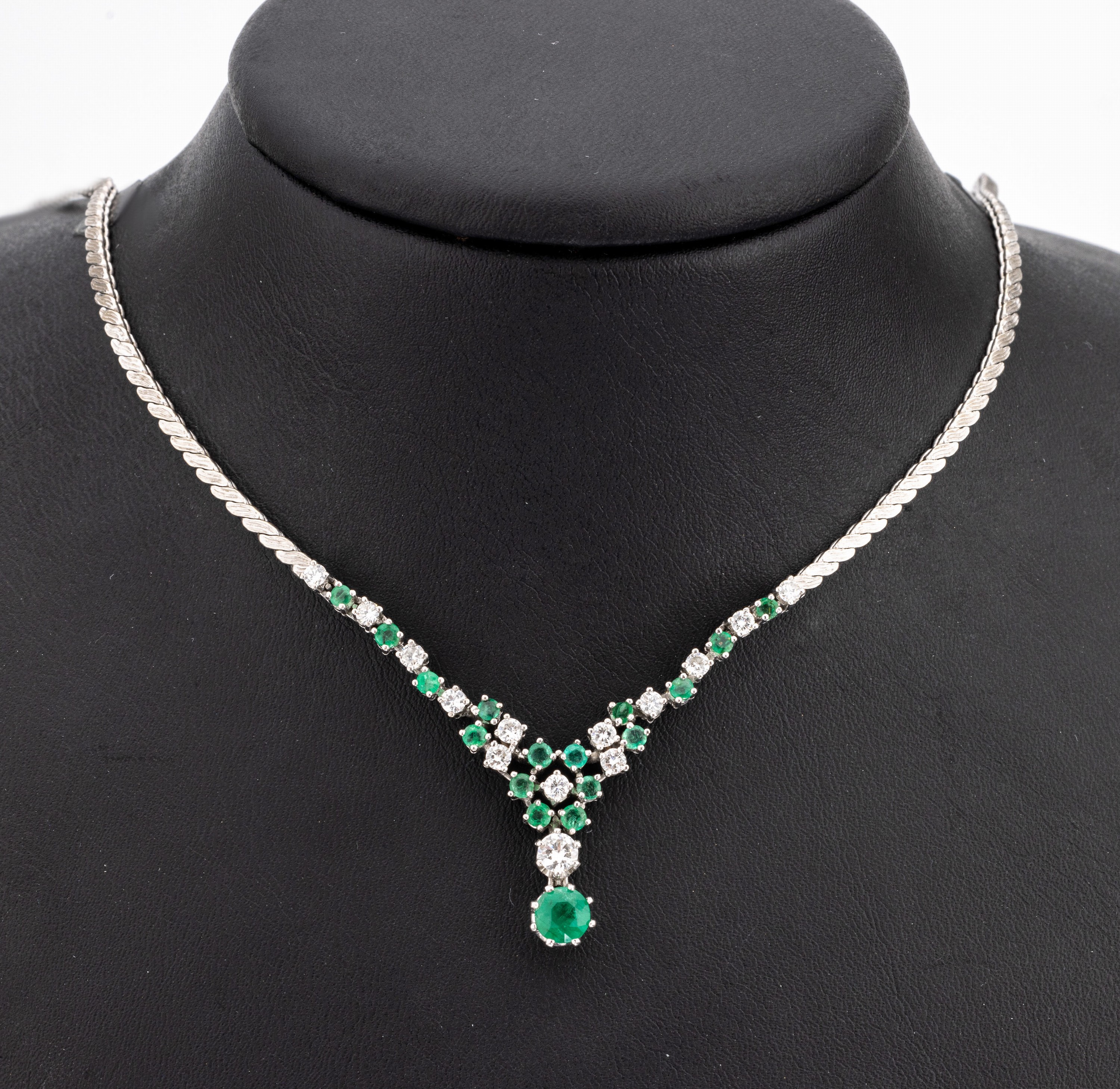 14 kt Gold Smaragd-Brillant-Collier, WG 585/000, Mittelteil mit 17 rundfacett. Smaragden zus. ca. 1.50 ct, 14 Brillanten zus. ca. 0.85 ct Weiss/si, ...