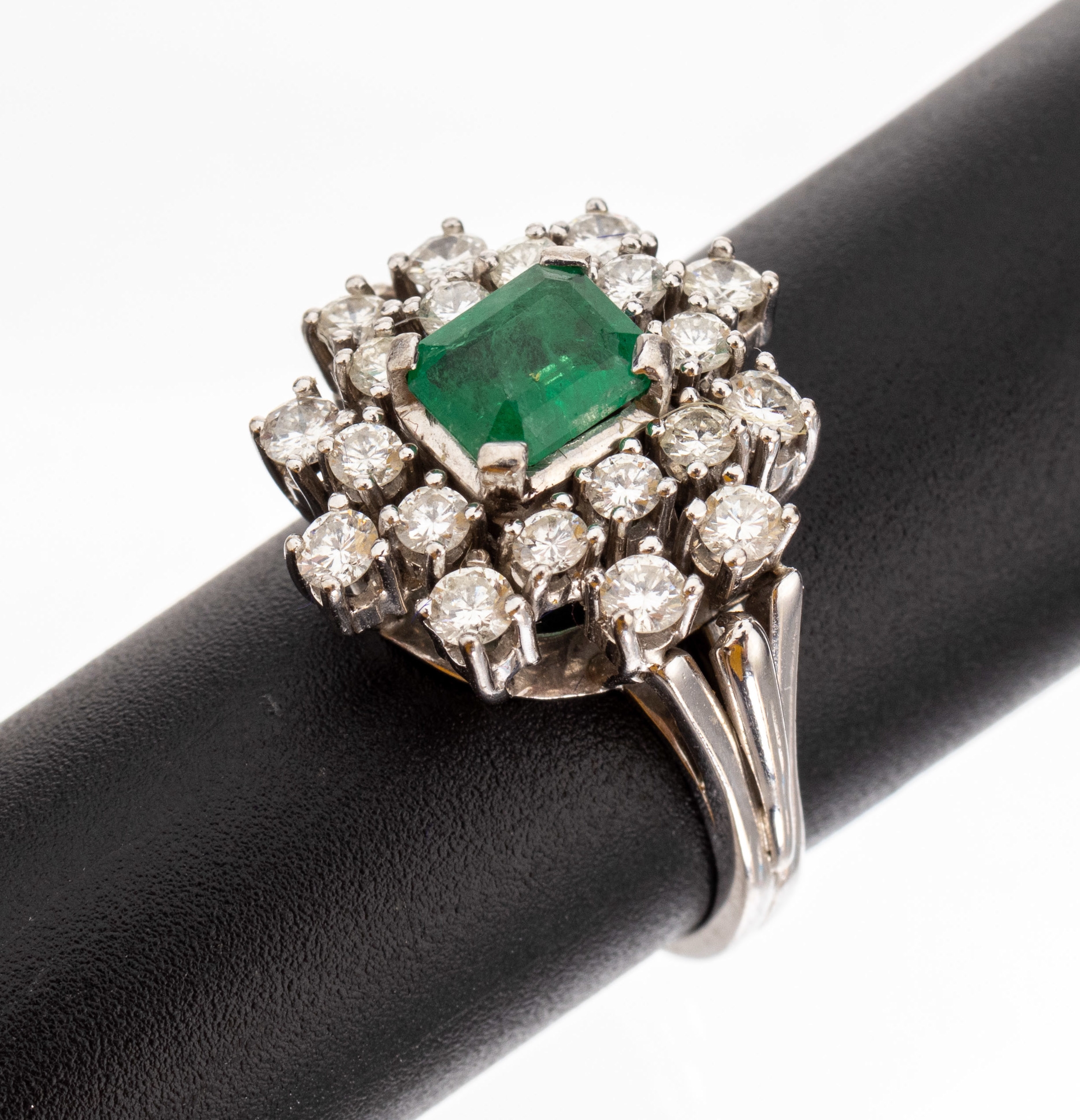 18 kt Gold Smaragd-Brillant-Ring, WG 750/000, mittig erhaben gefasster Smaragd im Treppenschliff ca. 0.80 ct, 20 Brillanten zus. ca. 1.05 ct ...