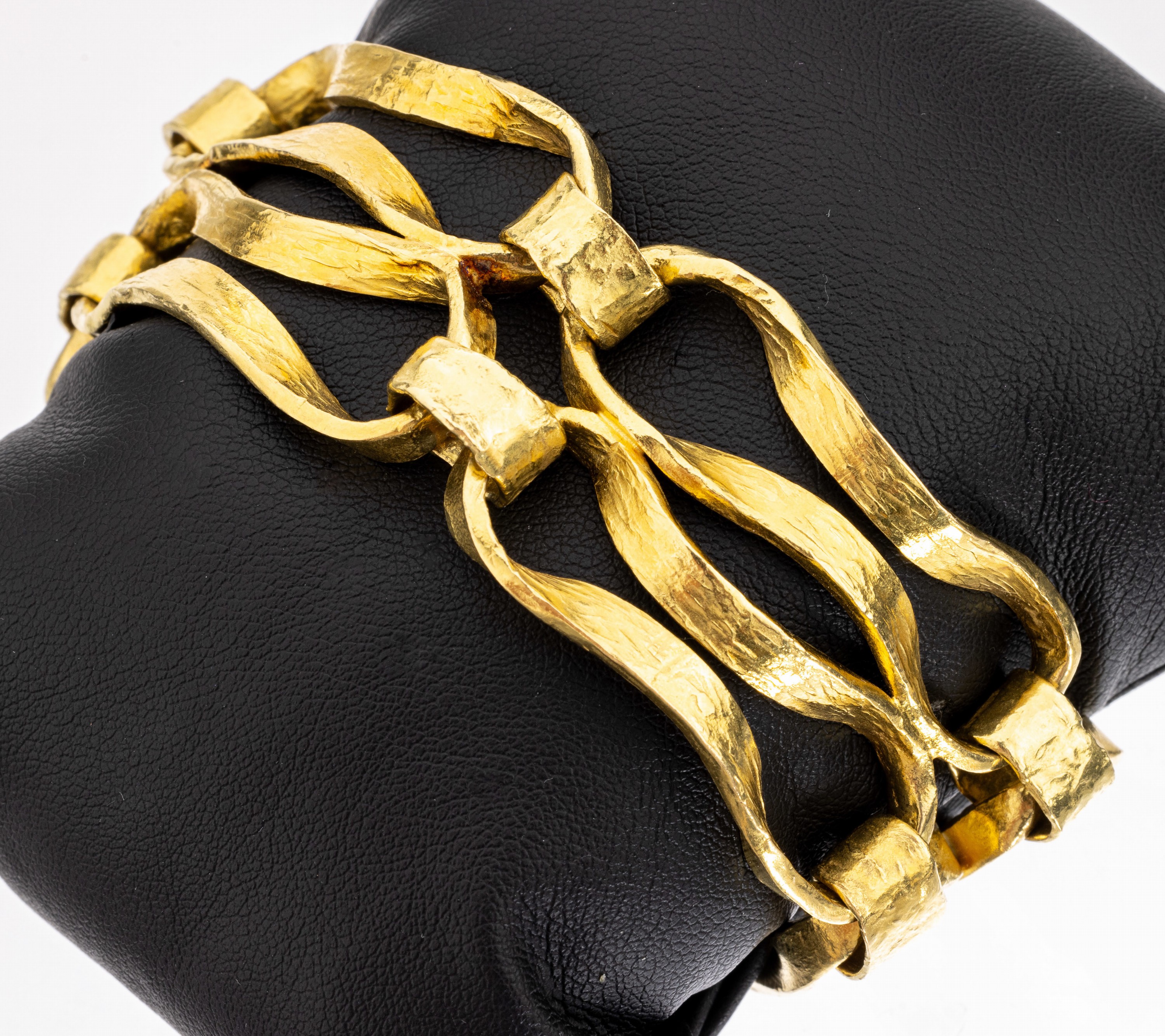 Ausgefallenes 18 kt Gold Armband, GG 750/000, schwere massive und qualitätvolle Goldschmiedearbeit, 4 längliche Glieder, aus 2-rhg. ovalen ...