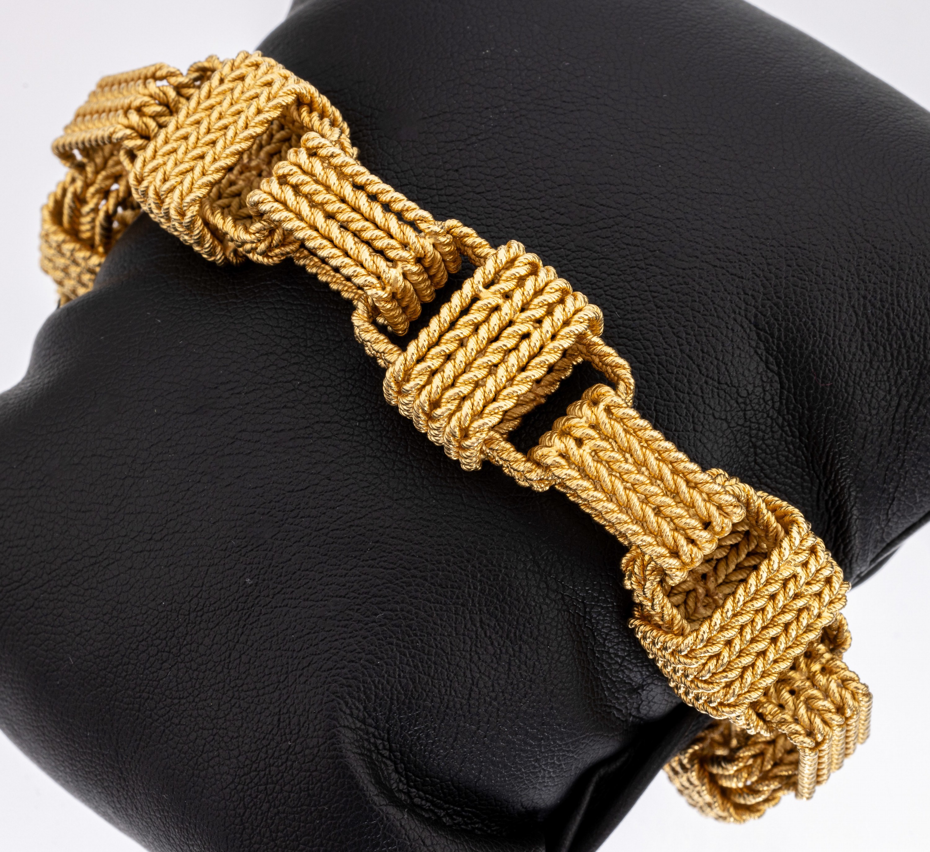 Ausgefallenes 18 kt Gold Armband, GG 750/000, qualitätvolle Goldschmiedearbeit, Glieder in Form von Quadern aus 3 bis 6 gekordelten Strängen, L. ...