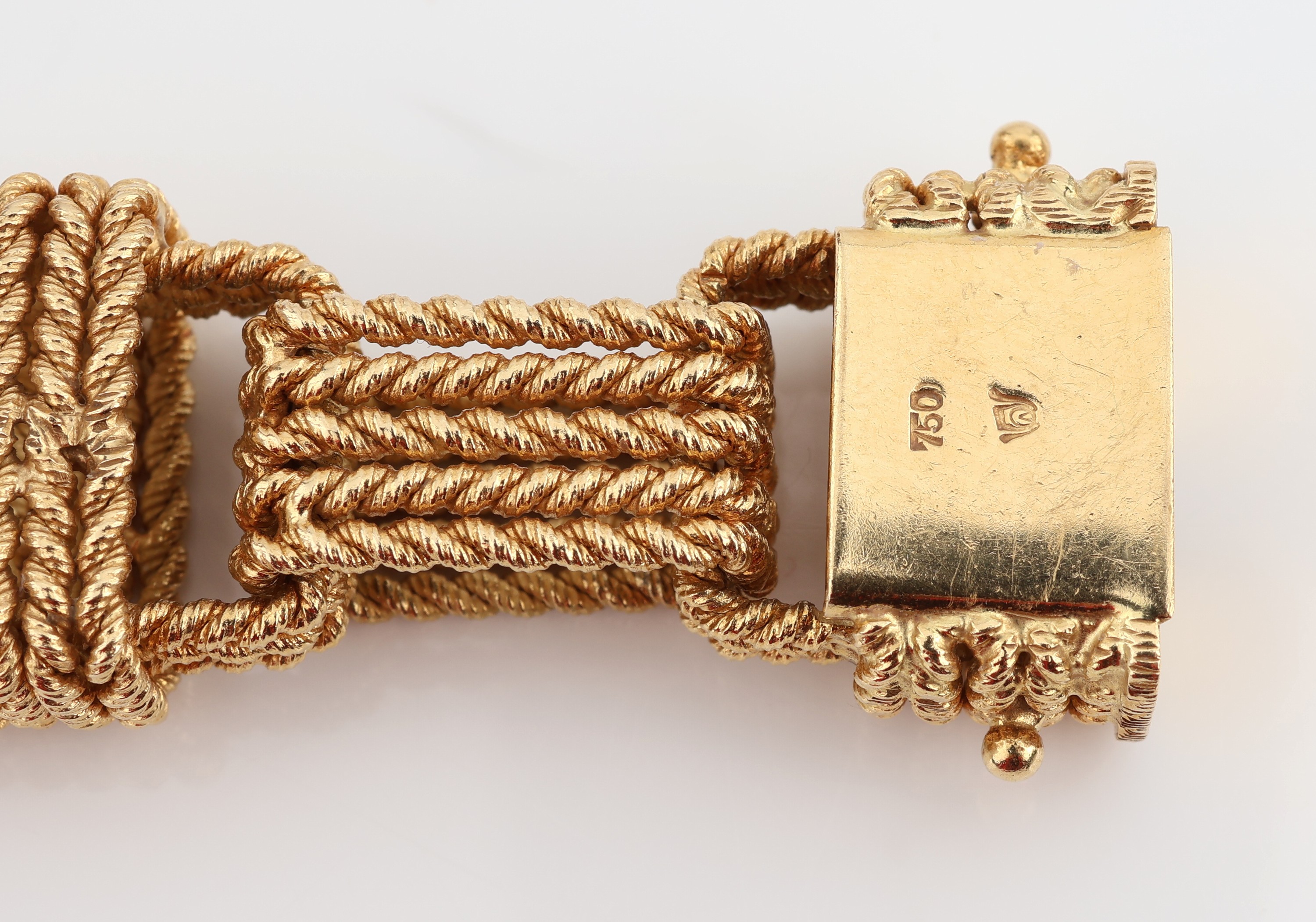 Detail a: Ausgefallenes 18 kt Gold Armband, GG 750/000, qualitätvolle Goldschmiedearbeit, Glieder in Form von Quadern aus 3 bis 6 gekordelten Strängen, L. ...