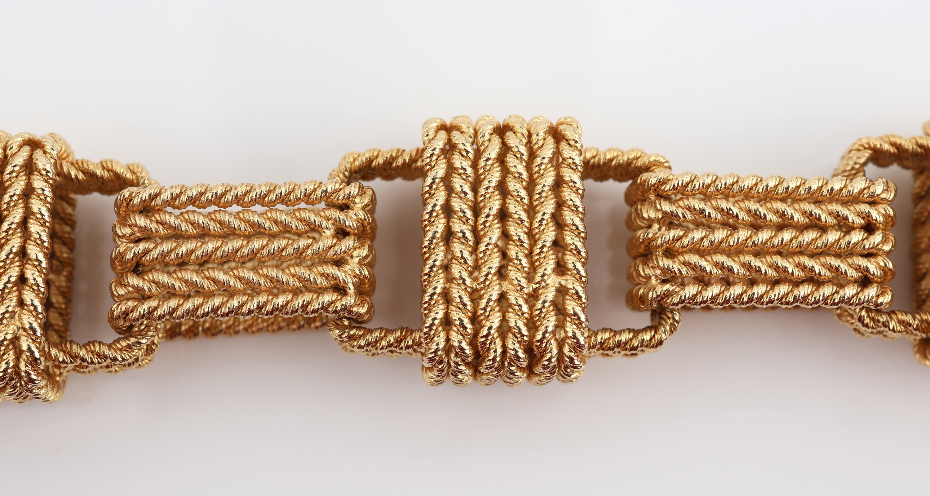Detail b: Ausgefallenes 18 kt Gold Armband, GG 750/000, qualitätvolle Goldschmiedearbeit, Glieder in Form von Quadern aus 3 bis 6 gekordelten Strängen, L. ...