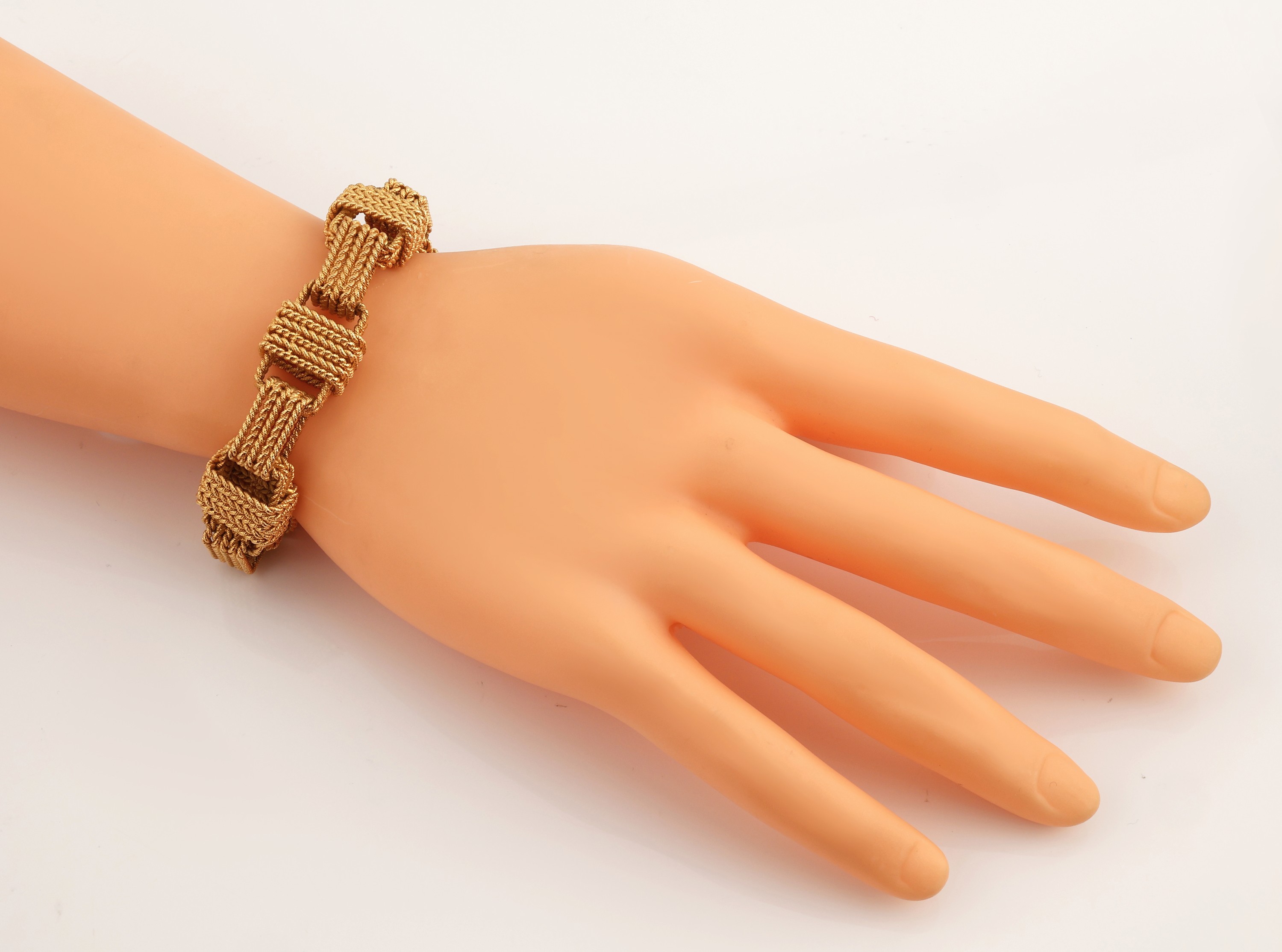 Detail c: Ausgefallenes 18 kt Gold Armband, GG 750/000, qualitätvolle Goldschmiedearbeit, Glieder in Form von Quadern aus 3 bis 6 gekordelten Strängen, L. ...