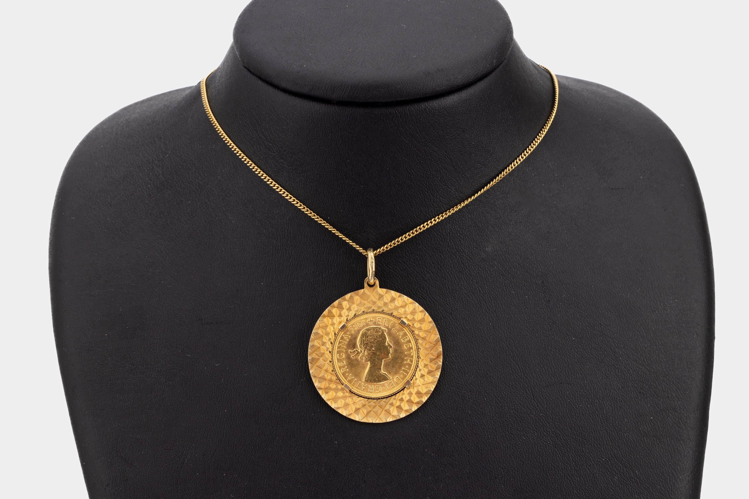 14 kt Gold Münz-Anhänger, GG 585/000, lose gefasste Goldmünze, Sovereign, England 1958, Rahmung grav., D. ca. 3.5 cm, an Kette, GG 750/000, L. ...