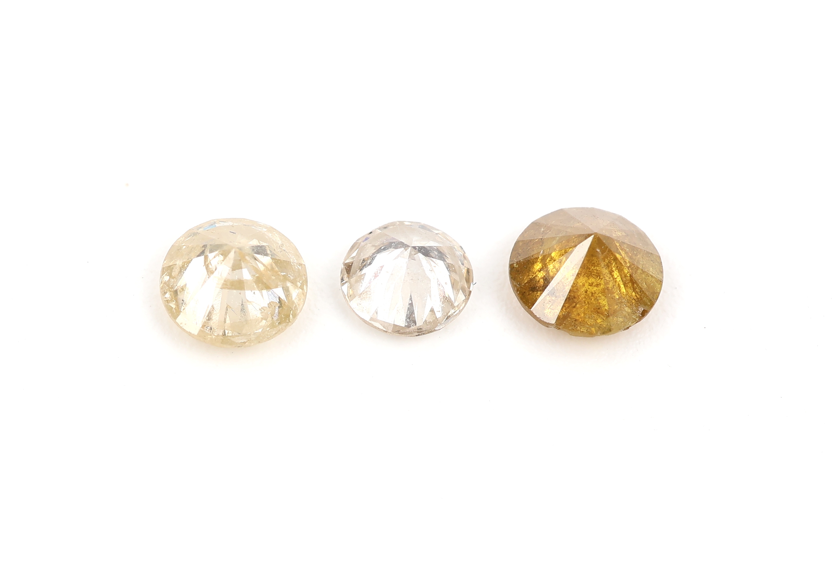 Detail a: Lot 3 lose Brillanten zus. ca. 0.95 ct Weiss-fancy colour/p