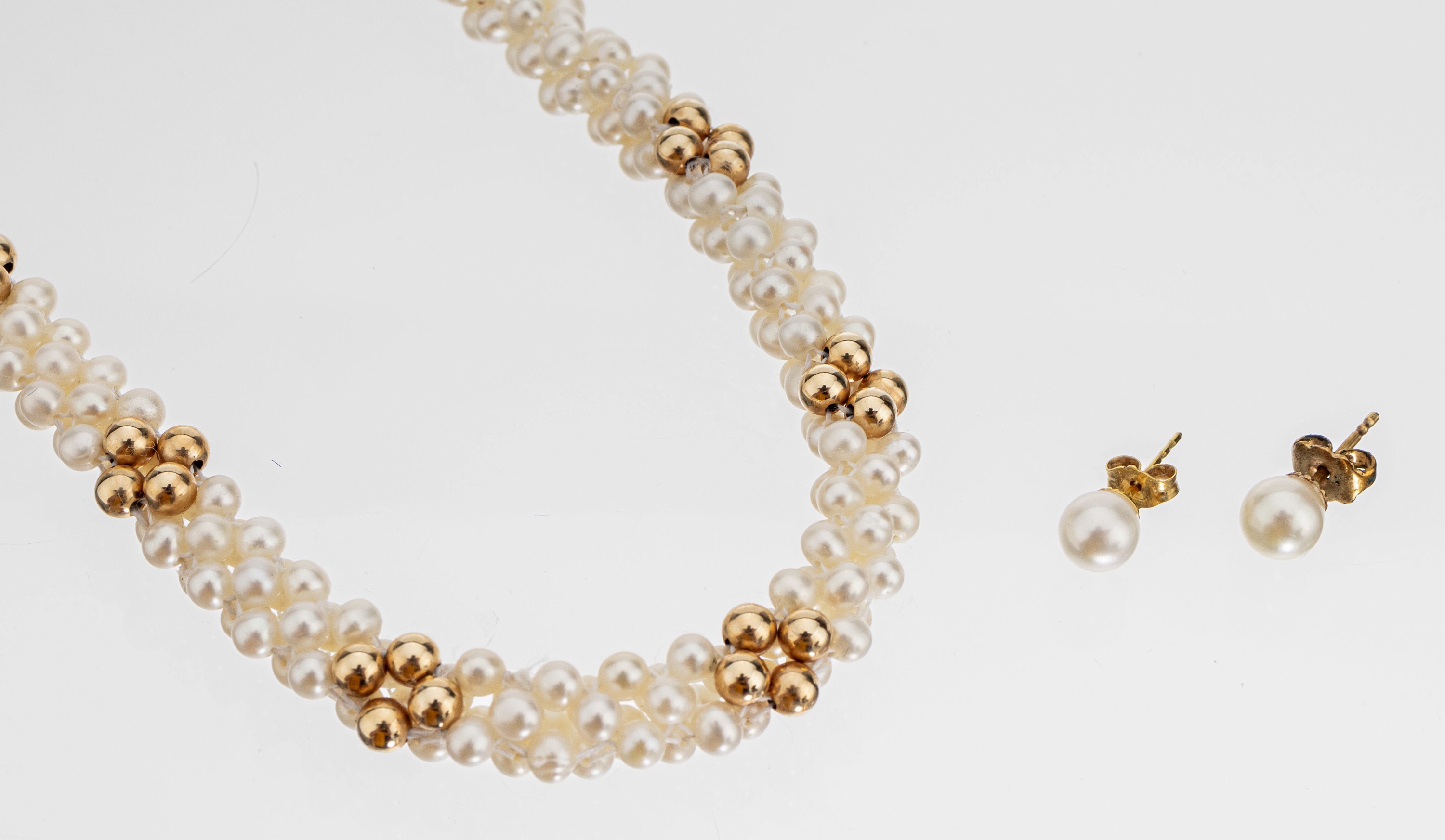 Zuchtperl-Collier mit 14 kt Gold Schliesse, GG 585/000, mehrreihig gestrickt, Akoya-Zuchtperlen, 24 kl. Goldkugeln, L. ca. 45.5 cm, Steckverschluss, ...