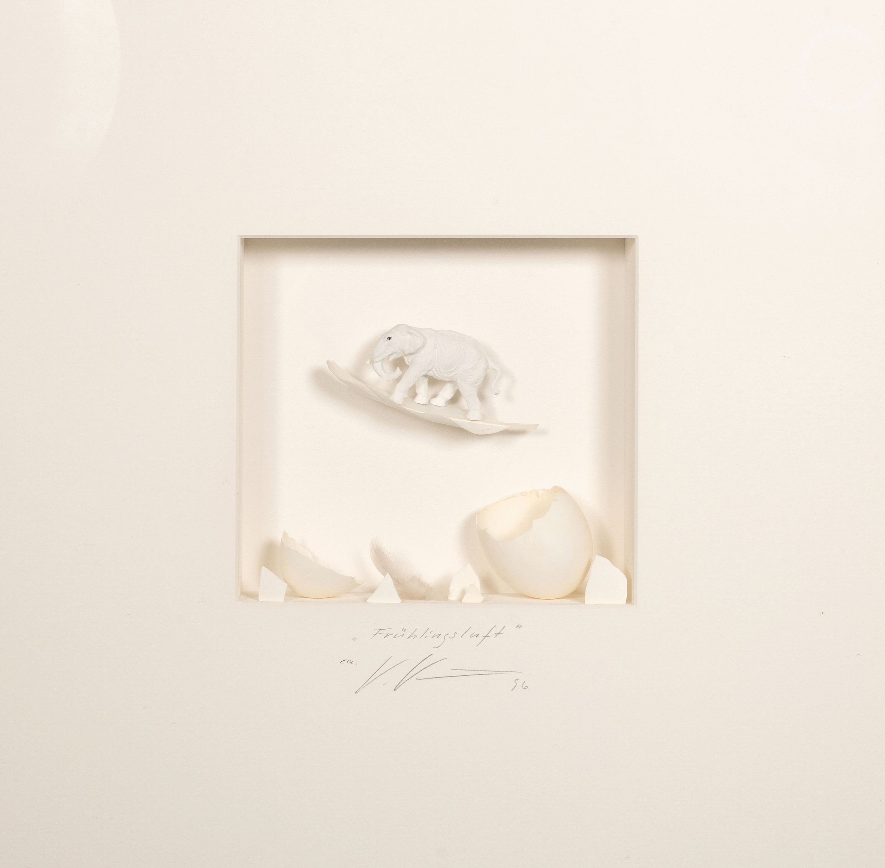 Volker Kühn, 1949 Neuenkirchen-2023, "Frühlingsluft", 1996, Objektkasten mit 3D -Objekt, signiert und datiert, weißer Rahmen unter Glas, ...
