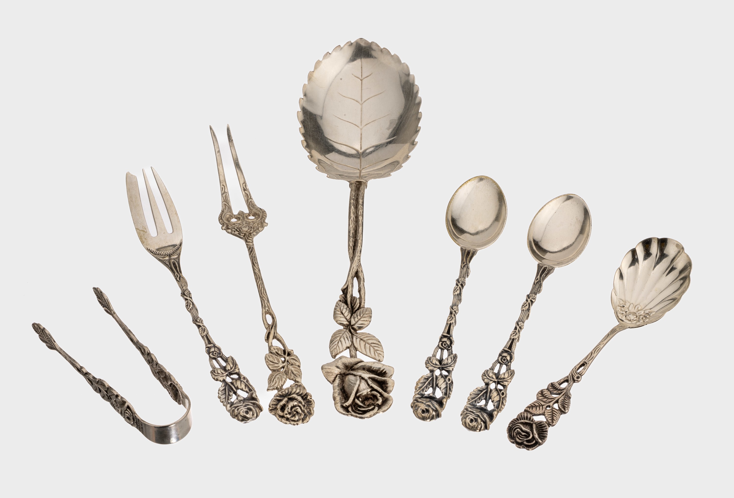 Konvolut Hildesheimer Rose, 800er Silber, deutsch, 6 x Kuchengabel, 6 x Mokkalöffel, 1 xZuckerlöffel mit muschelf. Laffen, 1 x Vorlegelöffel, 1 x ...