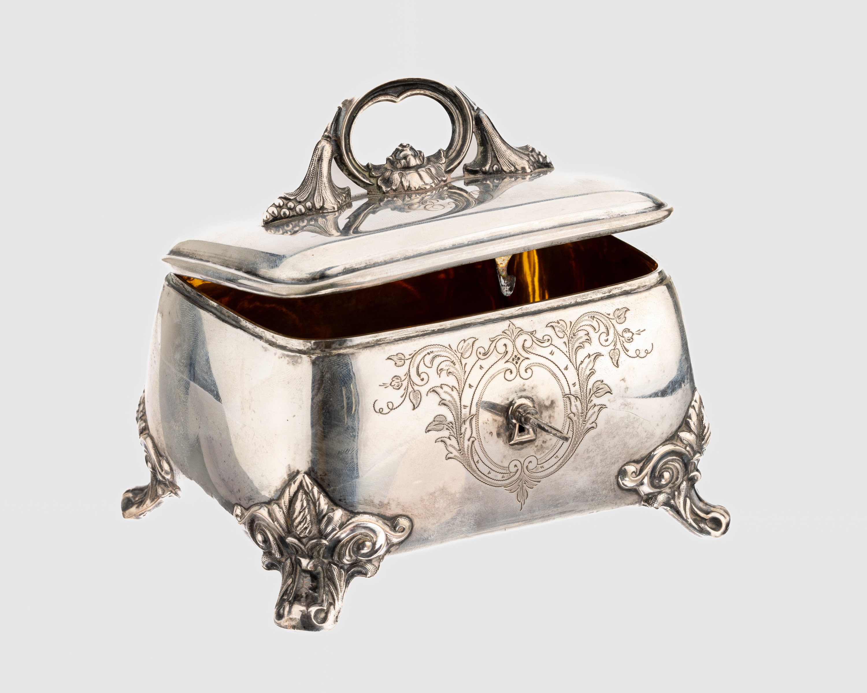 Zuckerdose, 750er Silber, deutsch, 1860-80,schlichte bauchige Form, Griff undFüsse mit geschwungenen Elementen, schauseitig florale Gravur, Deckel ...