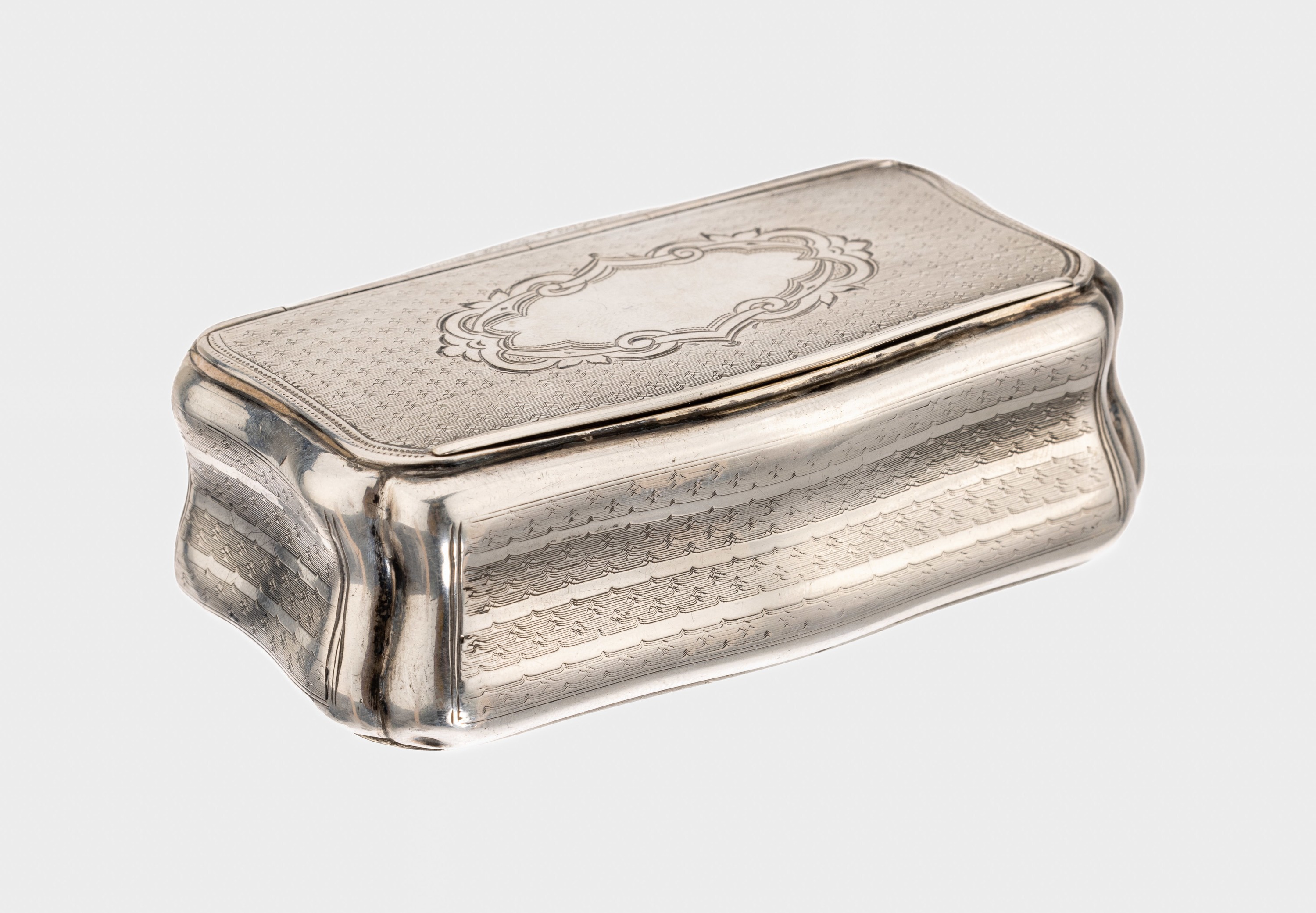 Tabakdose, 800er Silber, Österreich, um 1900, geschwungene Grundform, fein grav., innen verg., Deckel mit freiem Monogrammfeld, ca. 9 x 5 cm, ca. ...