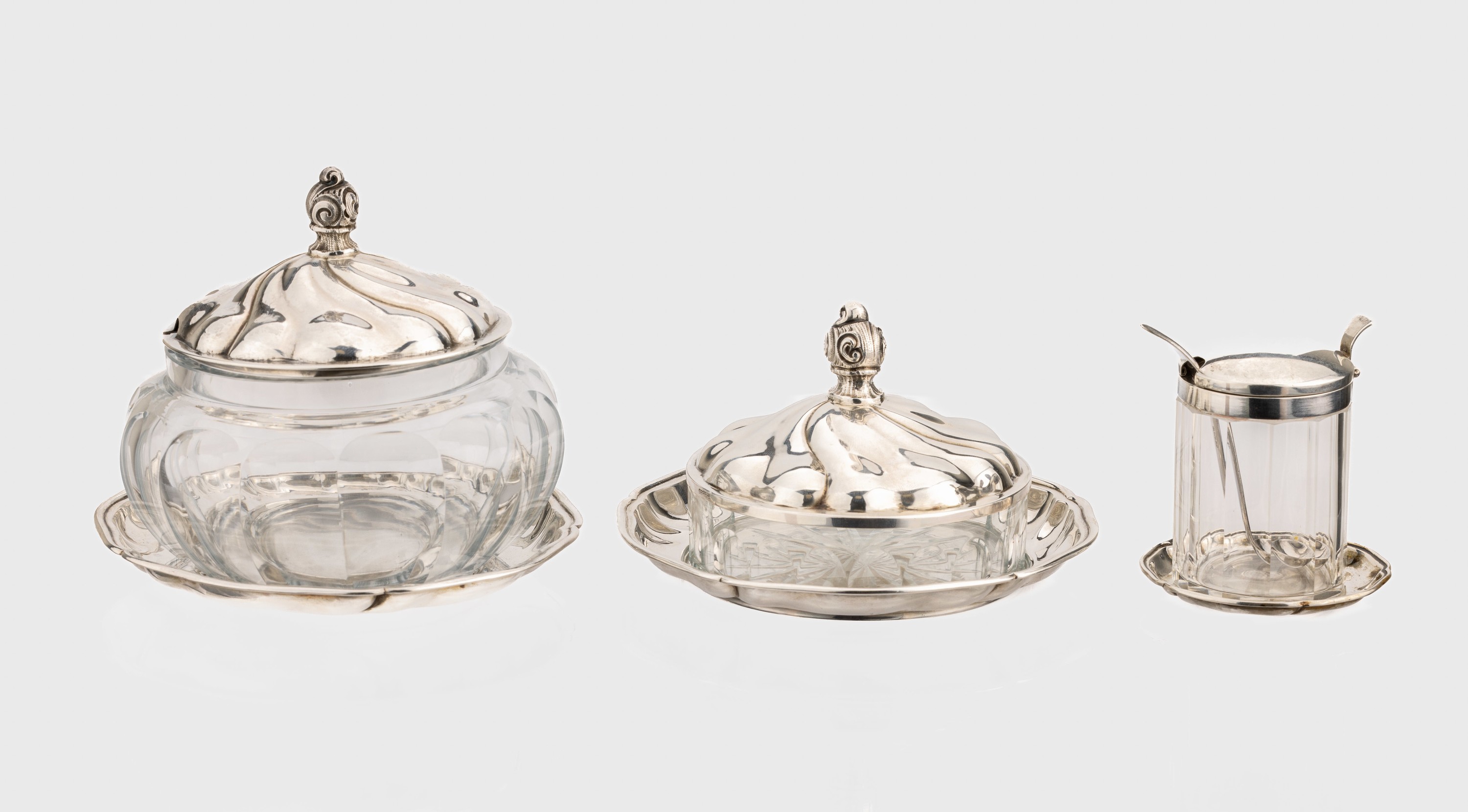 Set 3 Anbietgefässe, 800er Silber, deutsch, 2 x Konfitüregefässe, Korpus geschliffenes Glas, Deckel (925/835er Silber) und Untersetzer ...