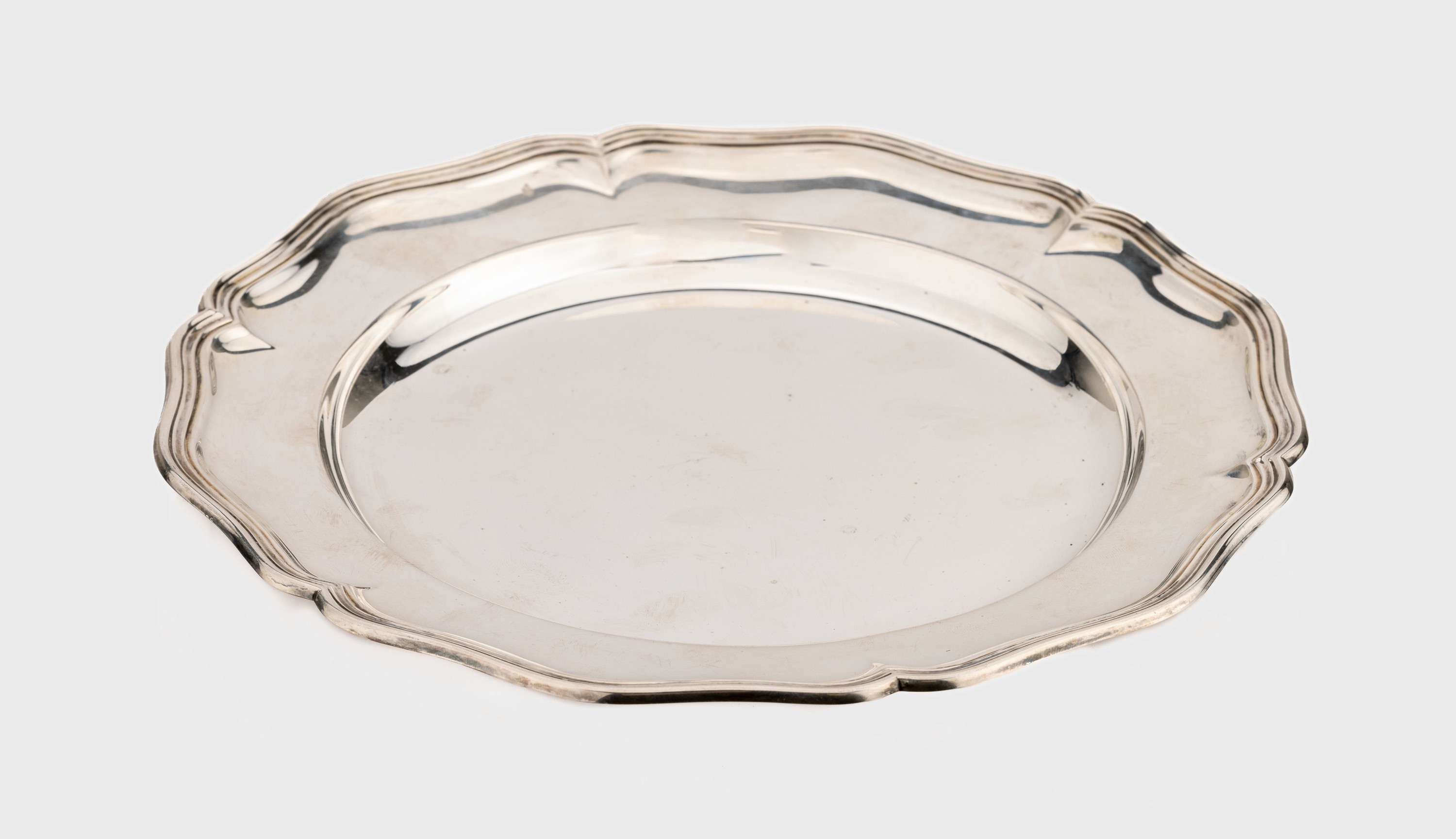 Anbietteller, 800er Silber, deutsch, Fahne geschwungen, D. ca. 24.5 cm, ca. 315.7 g, bez.Heinrich Bleyer jr. Chemnitz