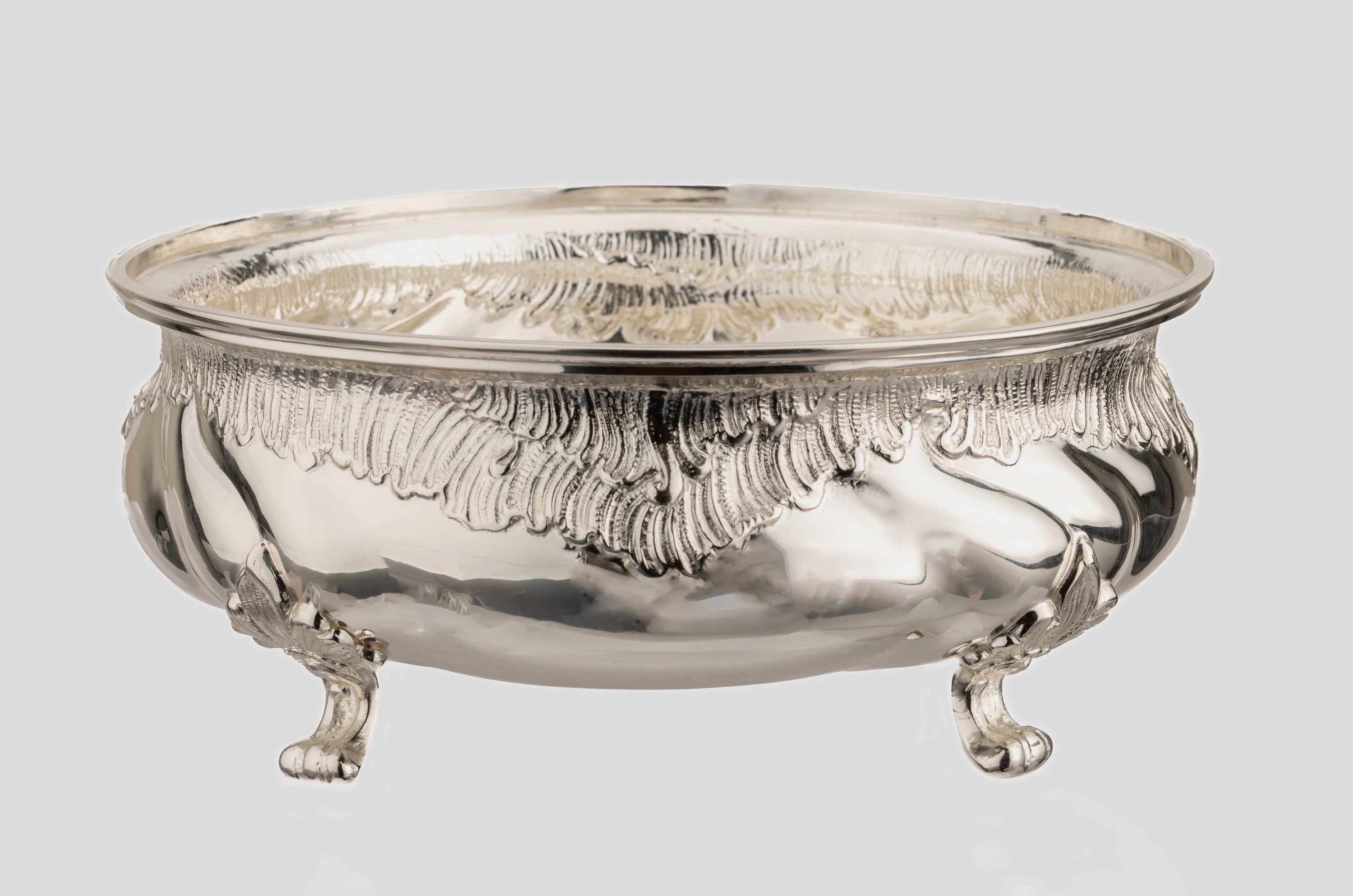 Grosse Schale, 800er Silber, Treibarbeit, Akanthusdekor umlaufend, 4Füsse, D. ca. 25 cm,ca. 925 g, H. ca. 10.5 cm, Hersteller Th. Such