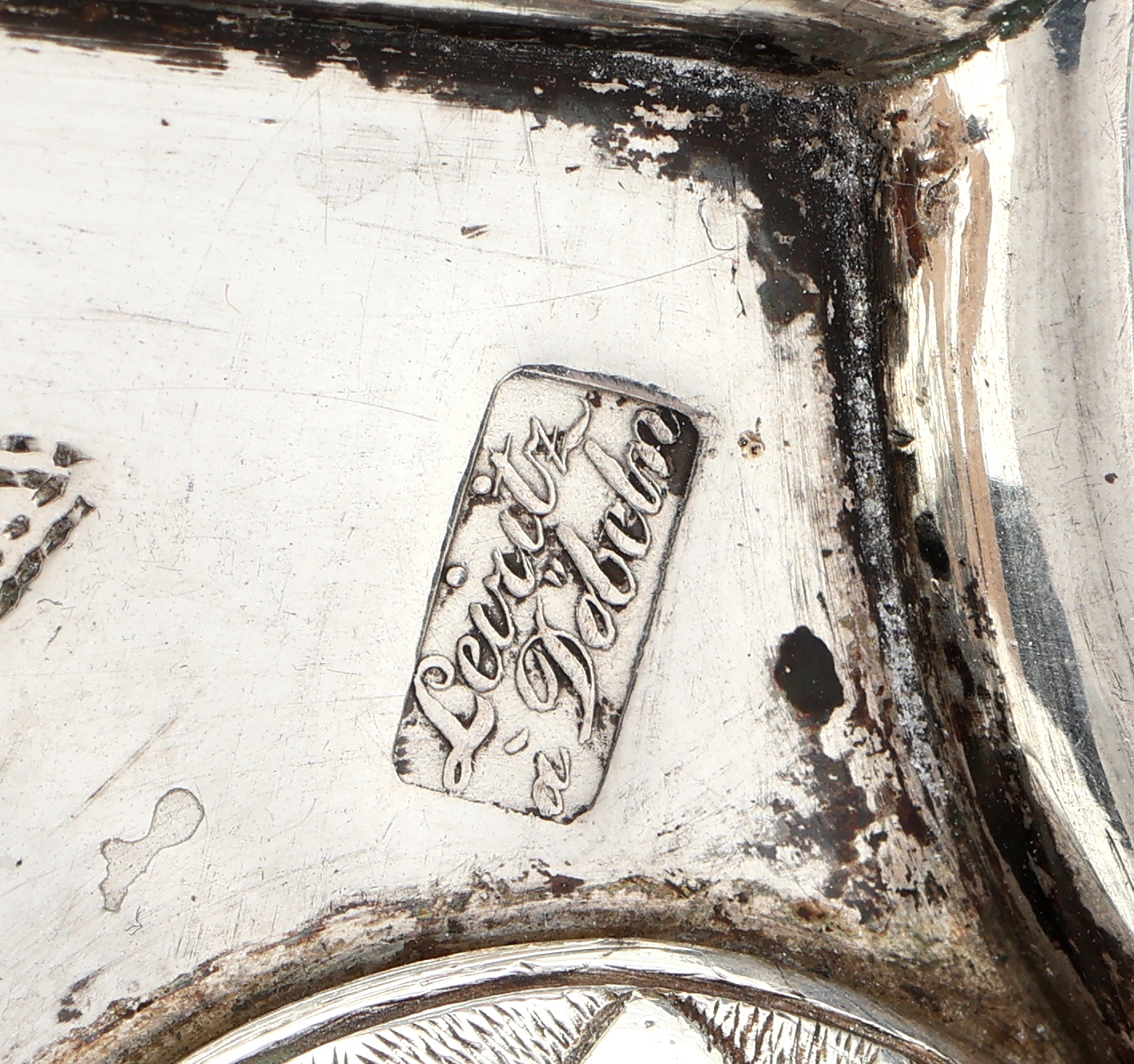 Detail b: 2 gr. Vorlegeteile, 13-Lot Silber, deutsch,1820er Jahre, 1 x tropfenf., durchbrochen, grav. und punz., mittig Darstellung eines Putto mit Harfe, ...
