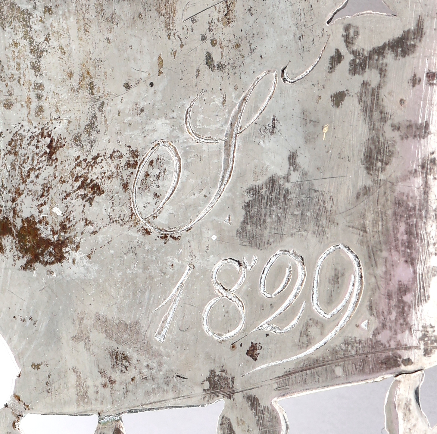 Detail c: 2 gr. Vorlegeteile, 13-Lot Silber, deutsch,1820er Jahre, 1 x tropfenf., durchbrochen, grav. und punz., mittig Darstellung eines Putto mit Harfe, ...