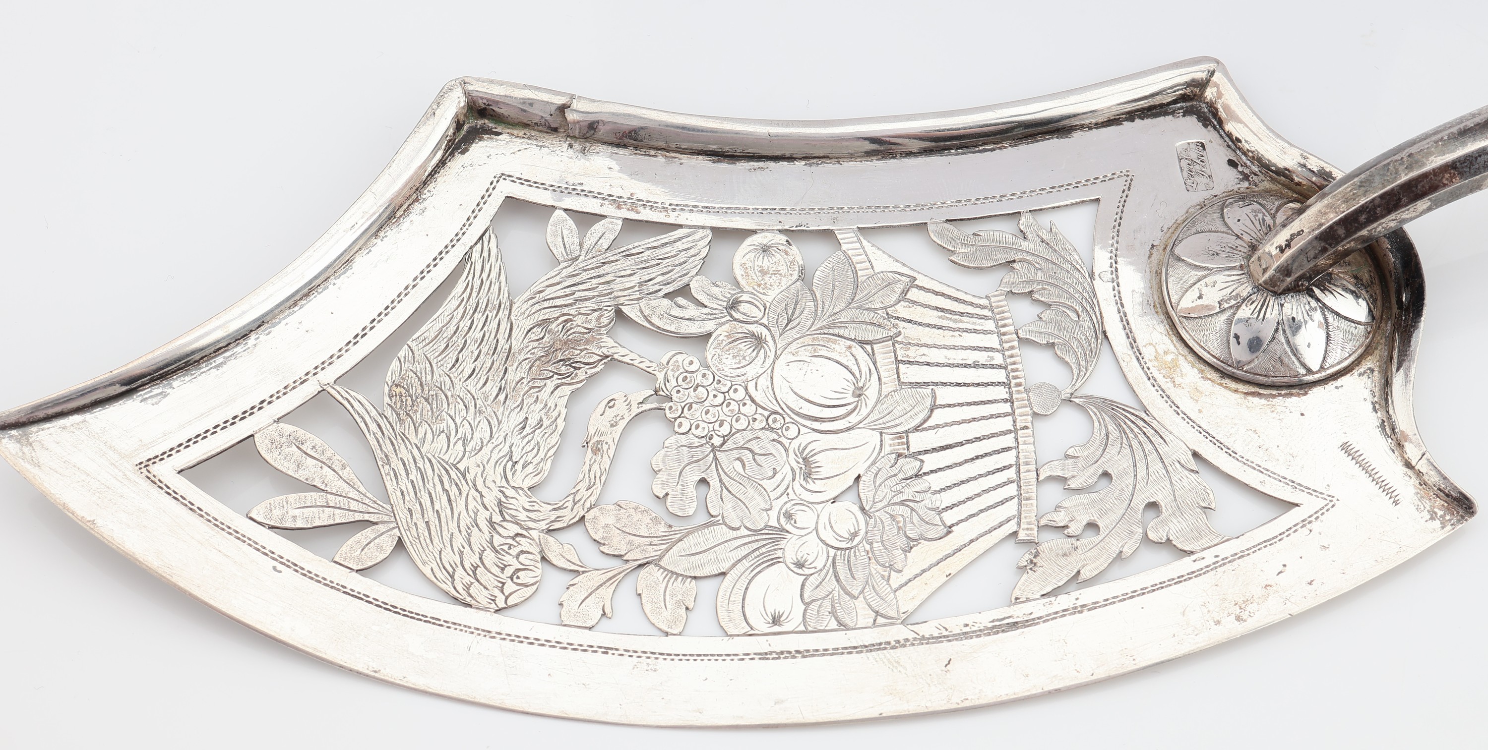 Detail d: 2 gr. Vorlegeteile, 13-Lot Silber, deutsch,1820er Jahre, 1 x tropfenf., durchbrochen, grav. und punz., mittig Darstellung eines Putto mit Harfe, ...
