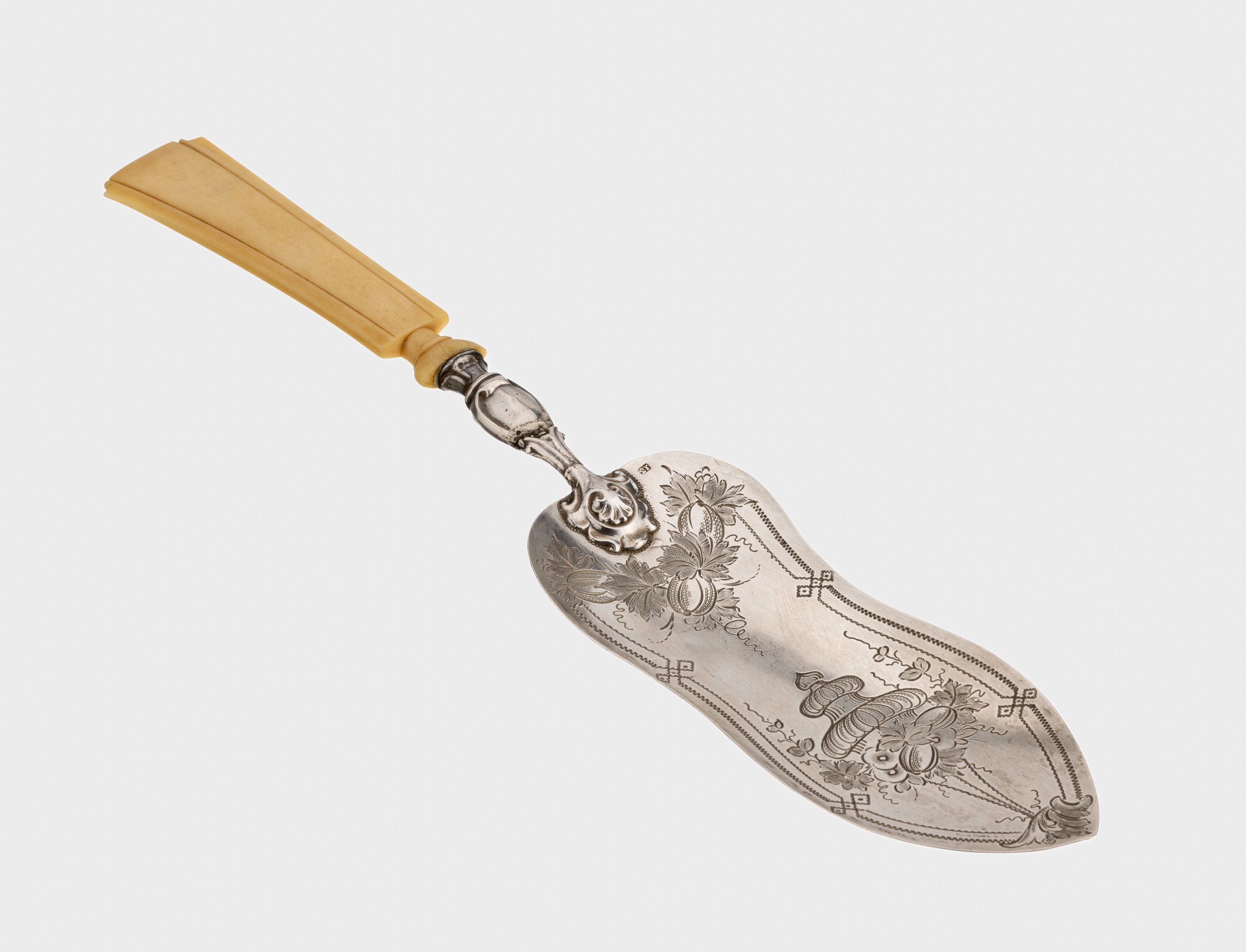 Pastetenheber, 13-Lot Silber, deutsch, um 1860-80, geschwungenes Gebrauchsteil, floral grav. und punz., Griff Bein, L. ca. 29.5 cm, min. Gebr.-Spuren