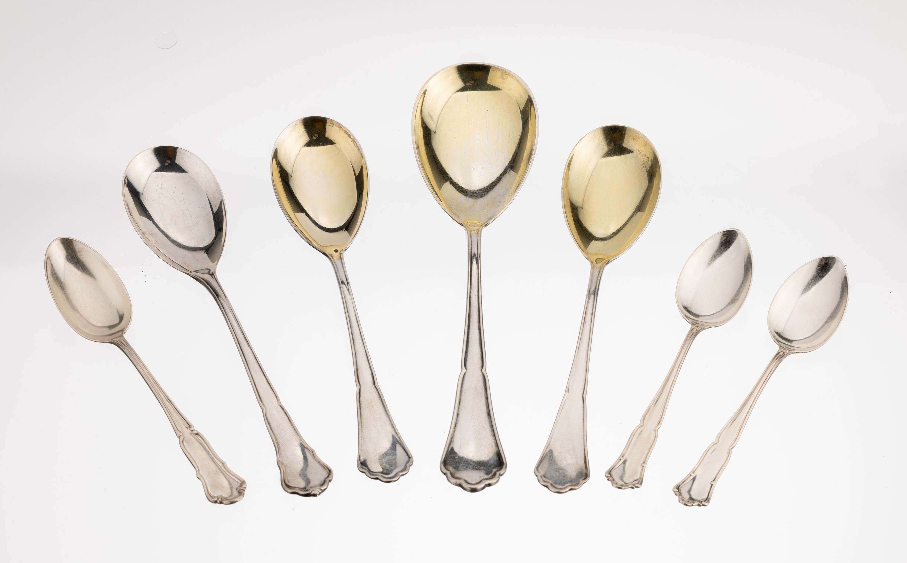 Eisbesteck, 800er Silber, deutsch, Dresdener Barock, 1 gr. Vorlegelöffel, L. ca. 22 cm, 3 kl. Vorlegelöffel, L. ca. 18.5 cm, Laffen teilw. ...